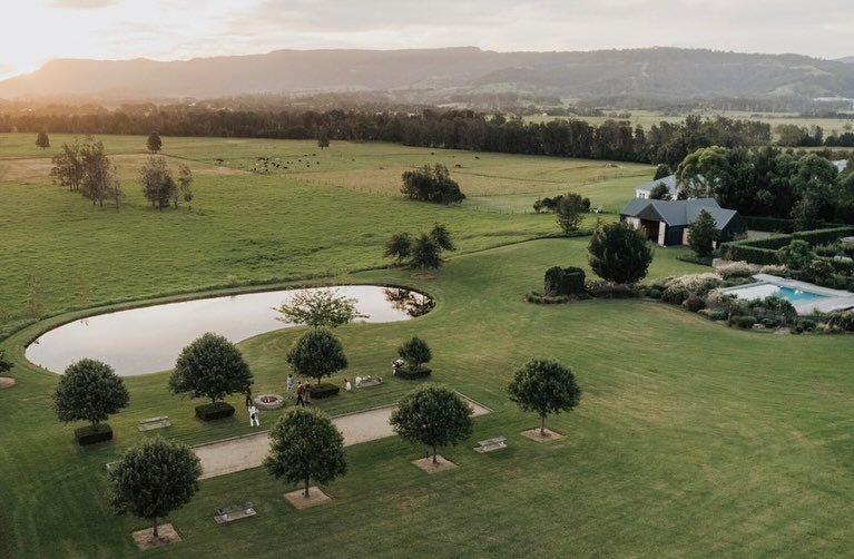 Linnaeus Collection is a collection of bespoke, luxury holiday properties located in historic Berry NSW, with its boutique shops, cafes and restaurants, spectacular country surroundings, and the long stretches of Seven Mile Beach just 10 minutes driv