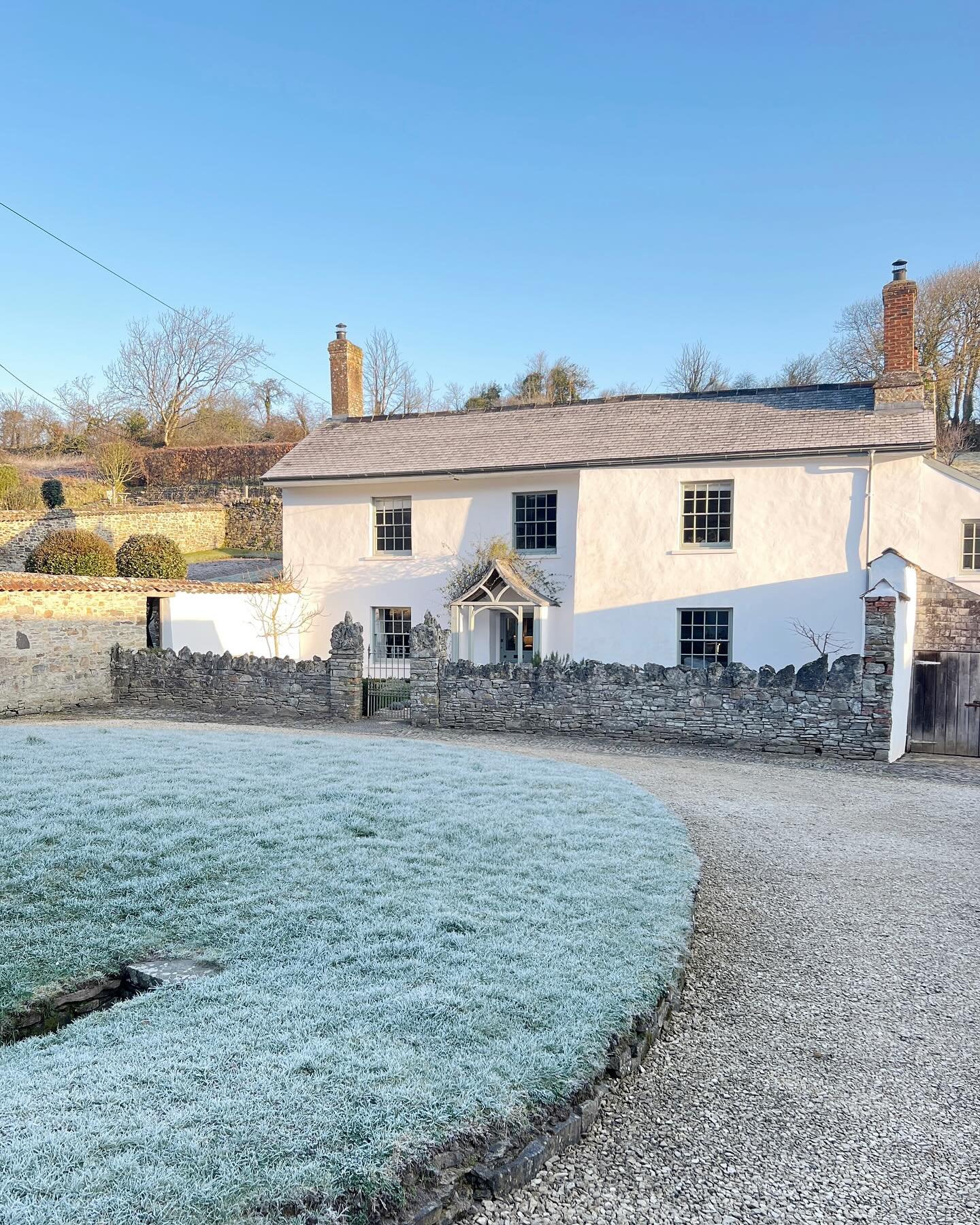 Easter is just around the corner and there is still time to book an Easter holiday 🐣. Upcott is the perfect place for a relaxing break with friends and family and dogs are always welcome #easterholiday #devoncottages #springindevon #familyholidays #