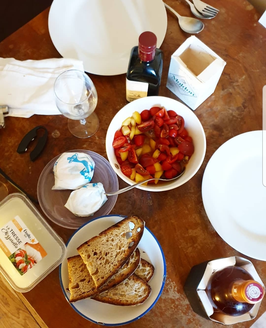 Lecker is in Paris! Eating the perfect tomato salad with Ellen Quinn Banville. Talking tuck, salt and explaining pulled pork to a Parisian butcher. Thanks to Ellen and Finola for permission to use tracks from Pembroke's album At Sea - in this episode you can hear Dizzy, Thump Thump and The Fear. https://www.pembroke-music.com/ Find Ellen on Instagram @ellenquinnbanville Follow Lecker on Instagram @leckerpodcast