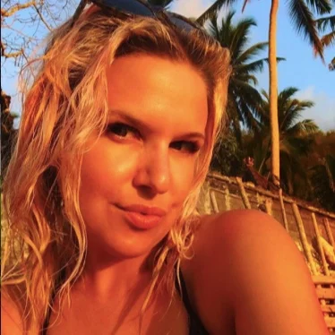 ZOË - CREATIVE FOUNDER