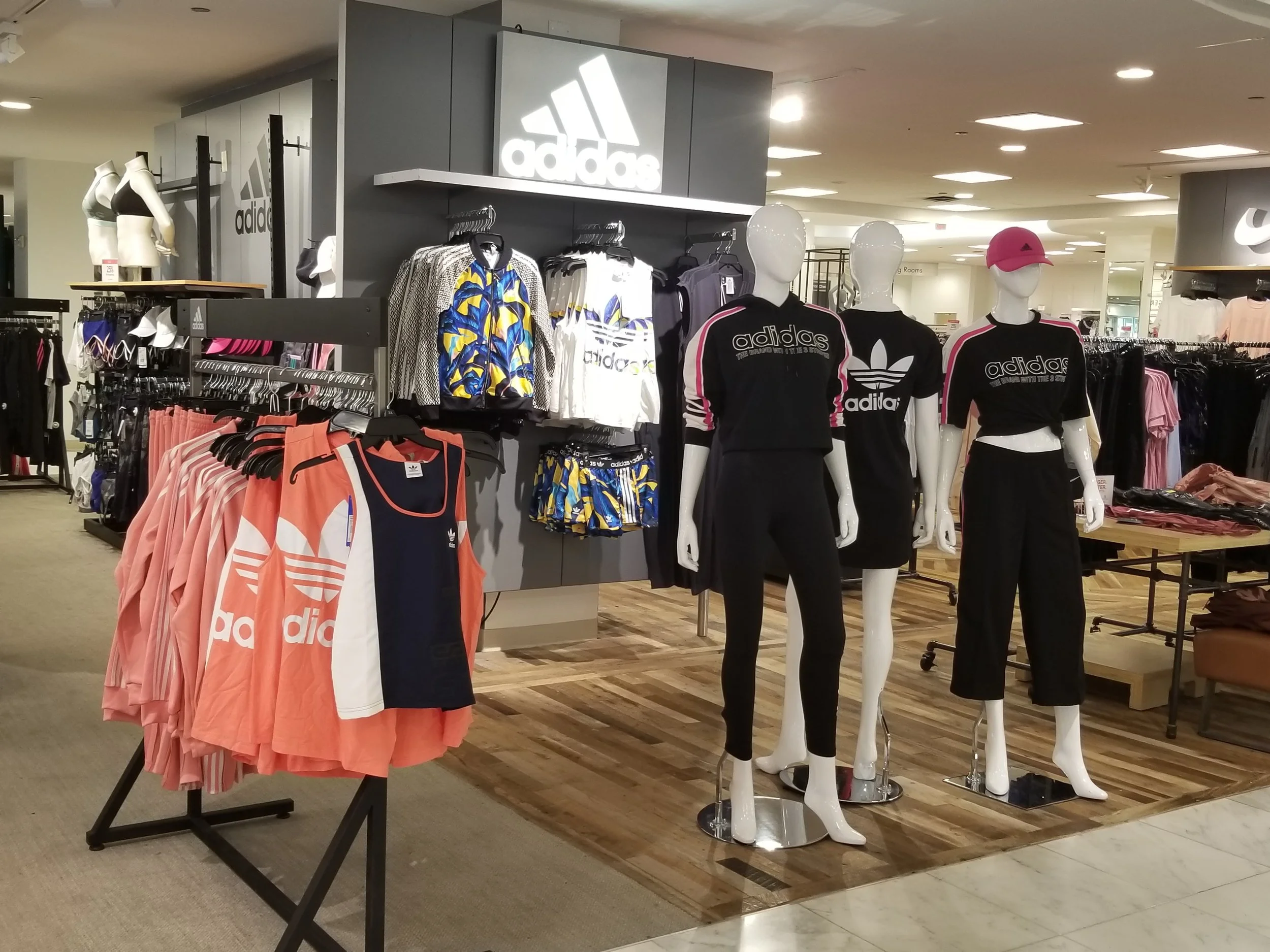 bne-18-1247-1 Macys Aventura 002.jpg