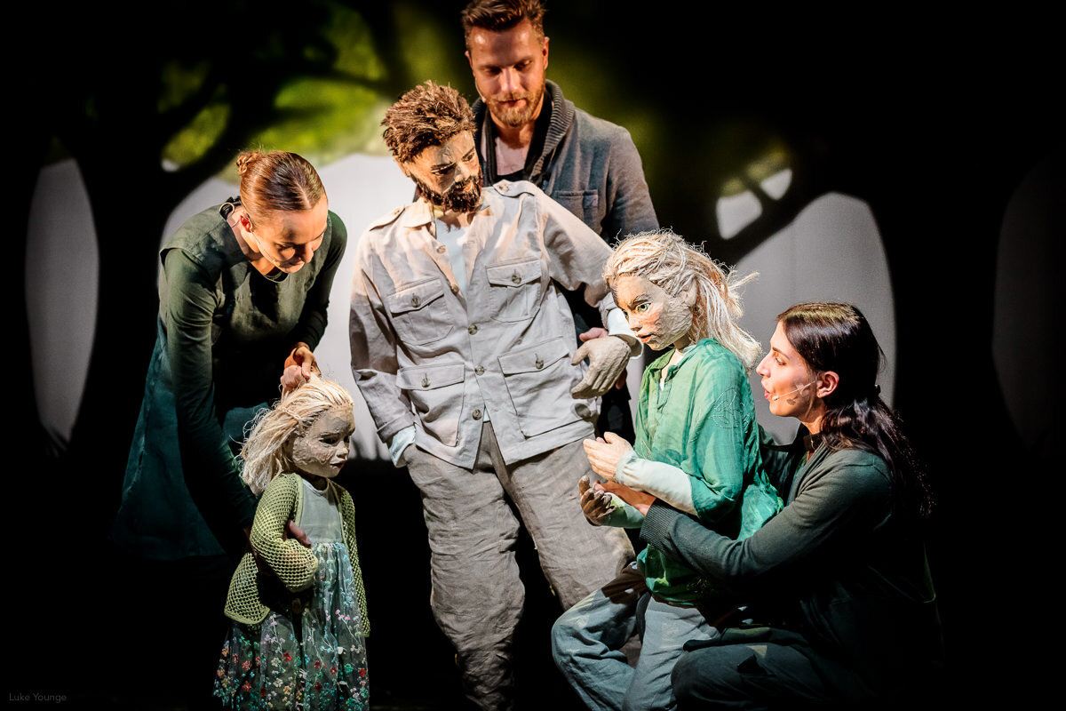 Wild Heart is a joint creative work of Janni Younge and actors of the Bialystok Puppet Theater. Focused on the idea of love, the spectacle raises the question of what opens and closes the human heart.