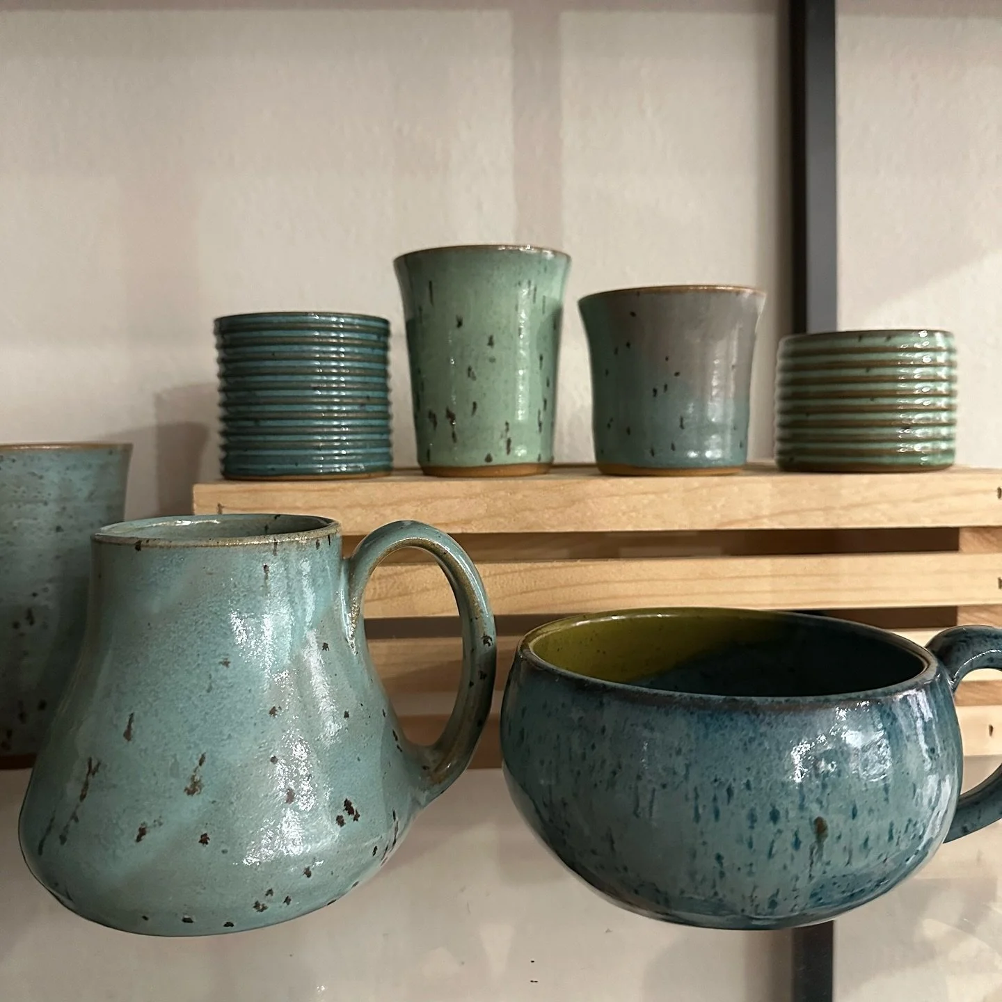 Just browsing the shop tonight. This @aeronautdesigns pottery is 🔥🔥🔥