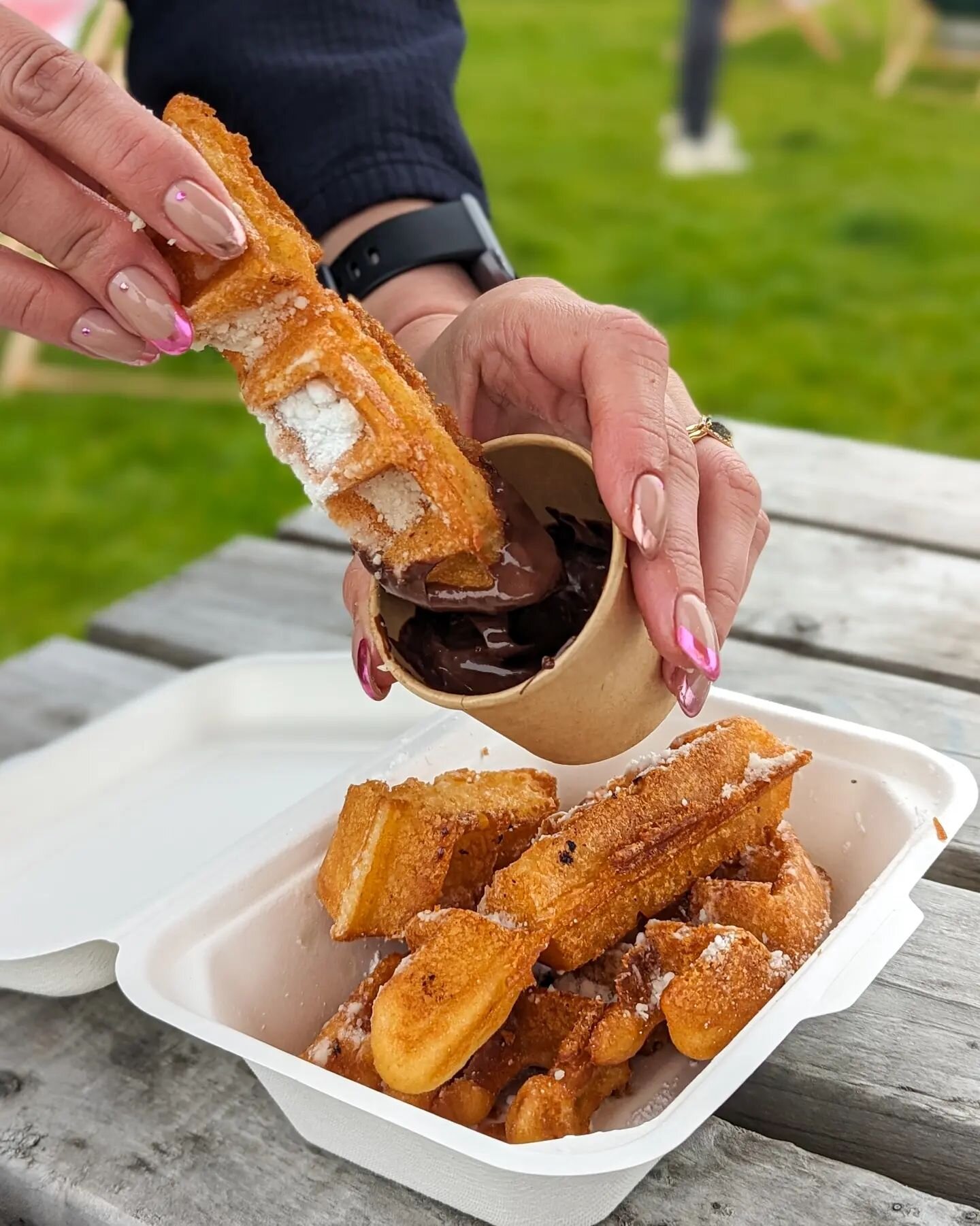 🩷 Edinburgh food LATELY🏩

What have you been eating? Here's my round up and there are new things 🌸

Waffle bites from @delightfullydeliciousltd 
Steak from @junk.esf 
NEW OPENING @fathippofood - the GF burger bun makes it look so small but separat