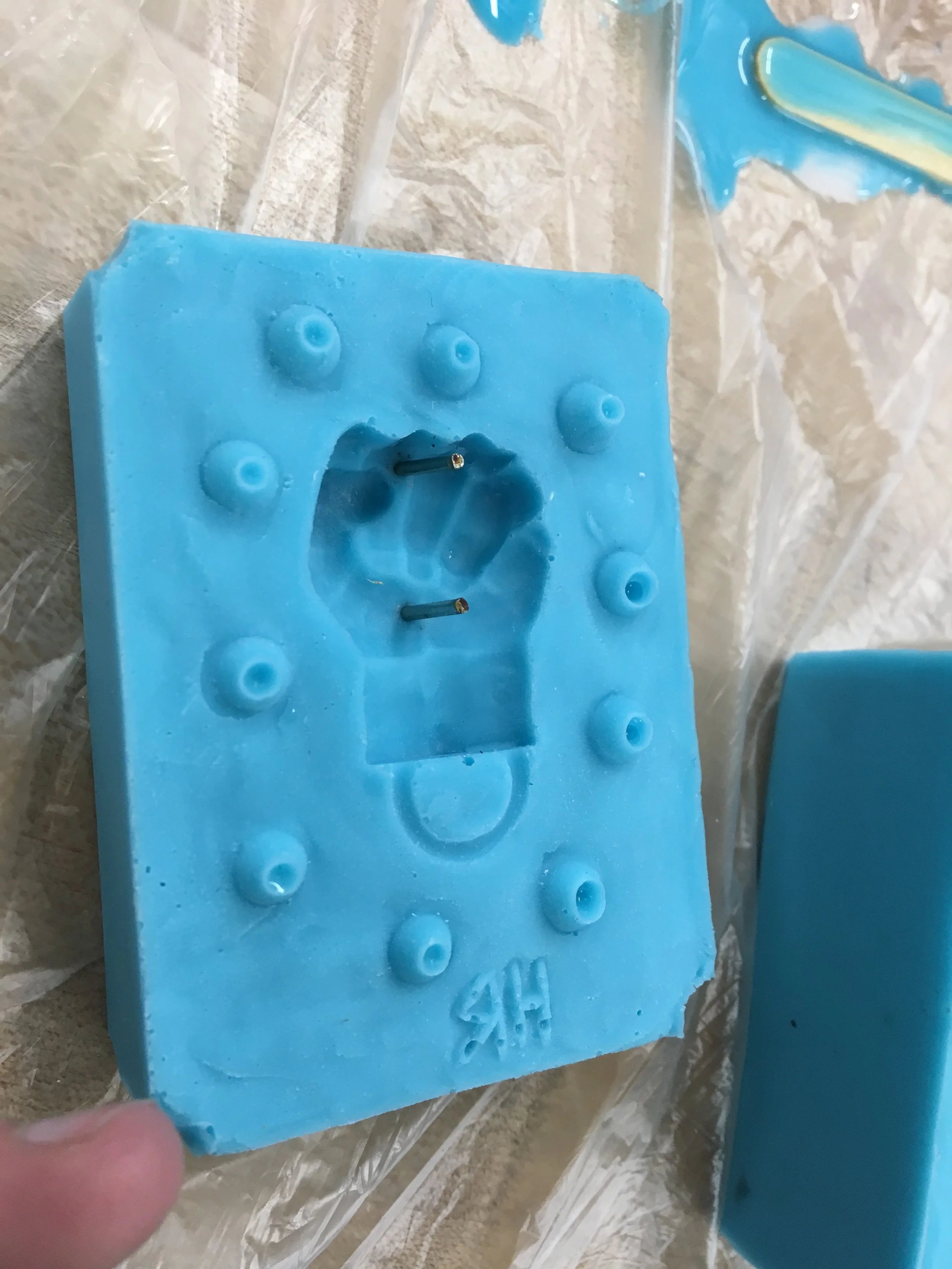  Embedding two magnetic posts for the magnet 