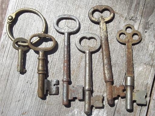 old-vintage-antique-key-lot-100-skeleton-keys-car-keys-etc-padlocks-Laurel-Leaf-Farm-item-no-k620144-4.jpeg