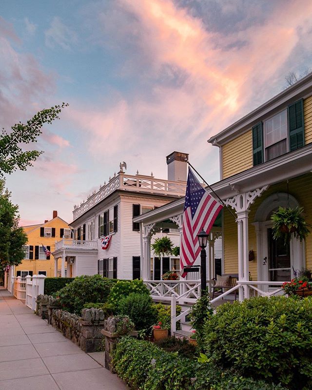 Summertime on Hope Street is a dream ✨ .
.
.
.
#summer #summertime #bristolri #rhodeisland #tourist #hopest #sunset #sky #historic #history #downtown