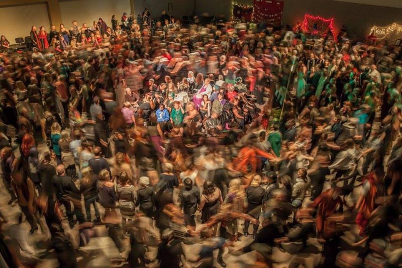 Спиральный Танец - это вихрь движения, окружающий избранных, которые сидят посередине. (Фото: Майкл Раунер и Ричард Мэн)