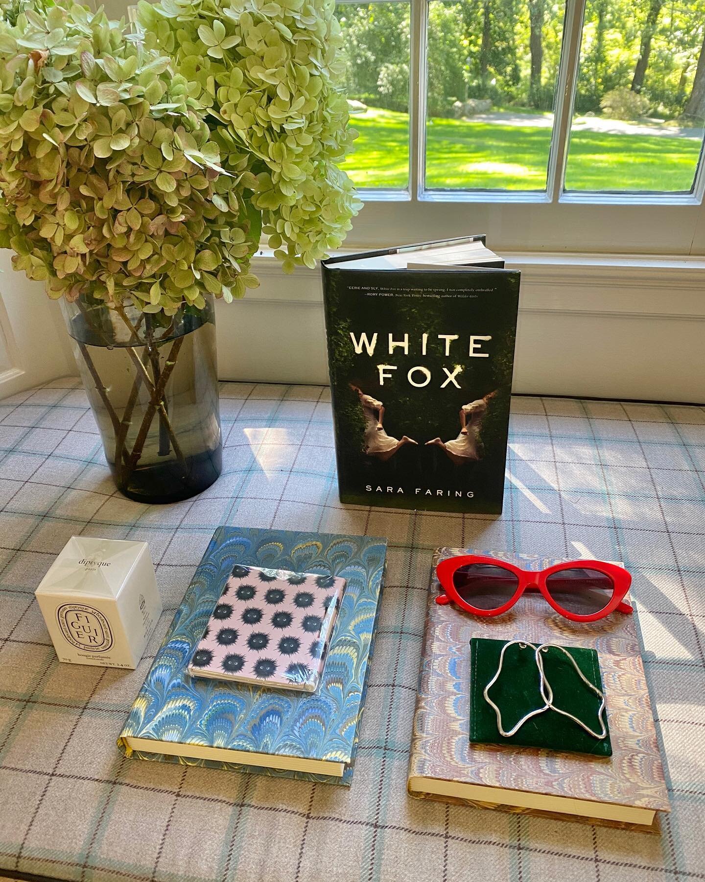 ✨Giveaway!✨

🥂To celebrate the release of White Fox this week, I put together a gift package of some of Tai&rsquo;s &amp; Noni&rsquo;s favorite things, and @fiercereads is helping me surprise a lucky winner with it all...

🌟The winner will receive 