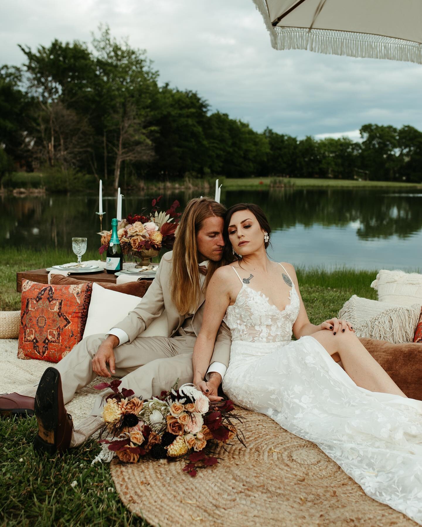 Just posted a really informative guide in my story about what your photographers want to tell you but don&rsquo;t. Go read. ❤️
VENUE: @gracevalleyfarm DRESS: @emerson.bridal 
TUX: @jmstreetmenswear MAKEUP: @hs_artistry 
HAIR: @kelseyreneegargus SET U