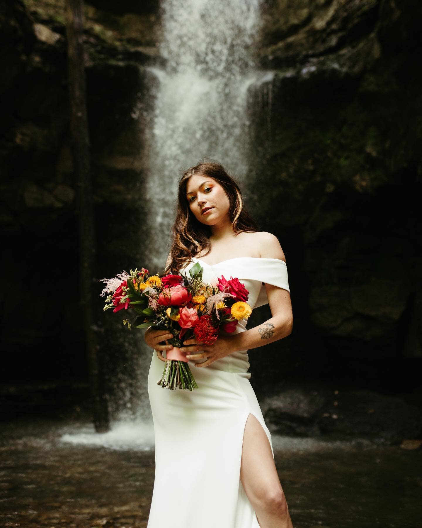 In Tulum this week, will be answering all inquiries and emails when I return! In the meantime enjoy this beauty @bbycorinne 
.
MUP: @meikiiii 
Florals: @amy_and_i_designs 
Dress: @lulusweddings 
.
#lostcreekfalls #waterfall #nashvilleweddingphotograp