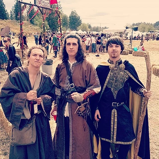 Weary travelers take refuge at The Red Dragon. #wizard #knight #mead #renfair #castingsoon #appleonhishead