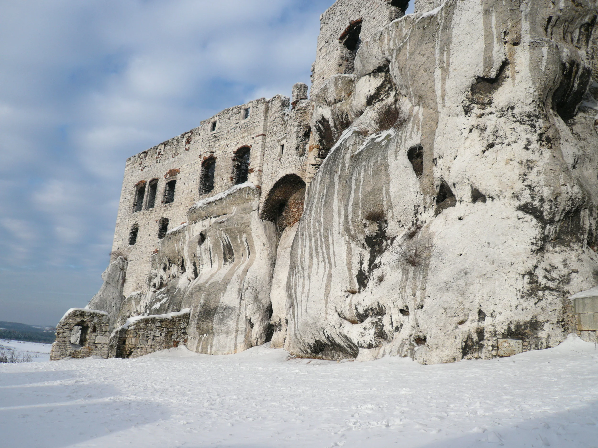 Castle_in_Ogrodzieniec_winter.jpg