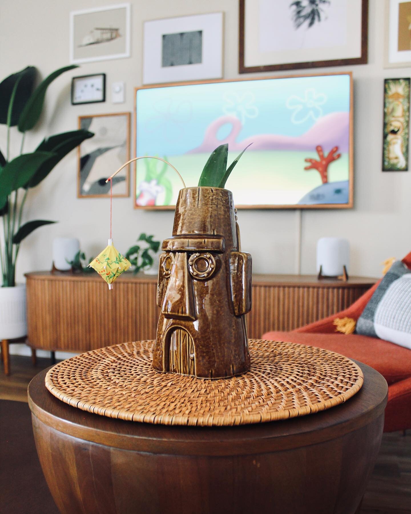 Who lives in a Moai under the sea? Squidward Tentacles! Thanks to our tiki girl Anne for gifting us this cool @beelinecreative tiki mug of Squidward&rsquo;s house! 
Can you spot him??
🗿🦑🍍🧽#MugMonday