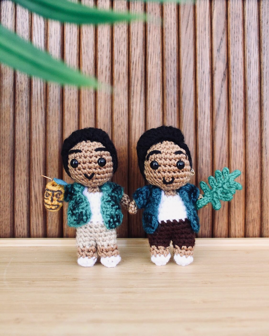 #AlohaFriday from our mini-me&rsquo;s, custom crocheted by @greenhookstudio! They turned out so cute! We&rsquo;ll be bringing them around on our tiki outings! 🌿🌿🌿
Can you tell who&rsquo;s who? 🤙🏽
