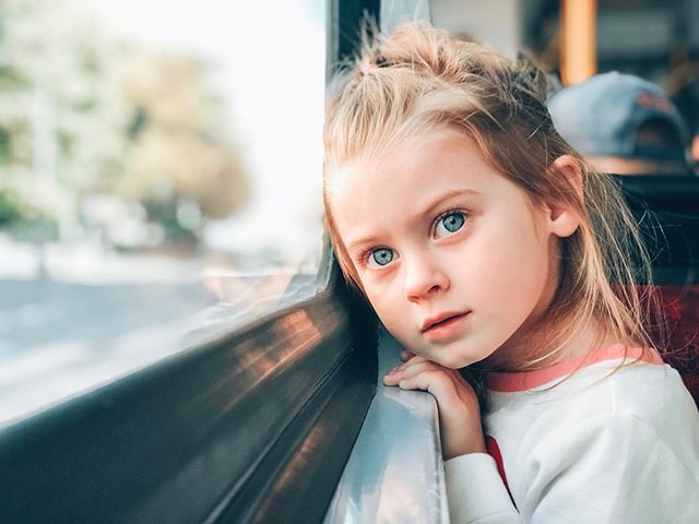 WKND FORECAST: Blue Sk(eyes)☀️
..
..
Lately, we&rsquo;ve been beating the boring commute with some good ol&rsquo; fashioned &lsquo;I Spy&rsquo;🔍 That...and a snack.
..
#fayfamilygapyear #scoutfrances #warsaw #warszawa_love