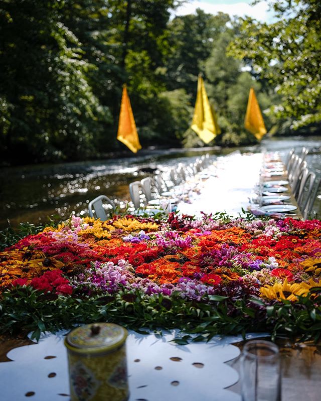 We went low for this year&rsquo;s #blscreekdinner tablescape. 
Bacon &amp; Lox Society Full Circle Meal
@baconloxsociety #blscreekdinner
Alisa Tongg, Celebrant, Founder + Producer, @alisatongg | Nicole Hutnyk, Visual Direction, Planning &amp; Invitat