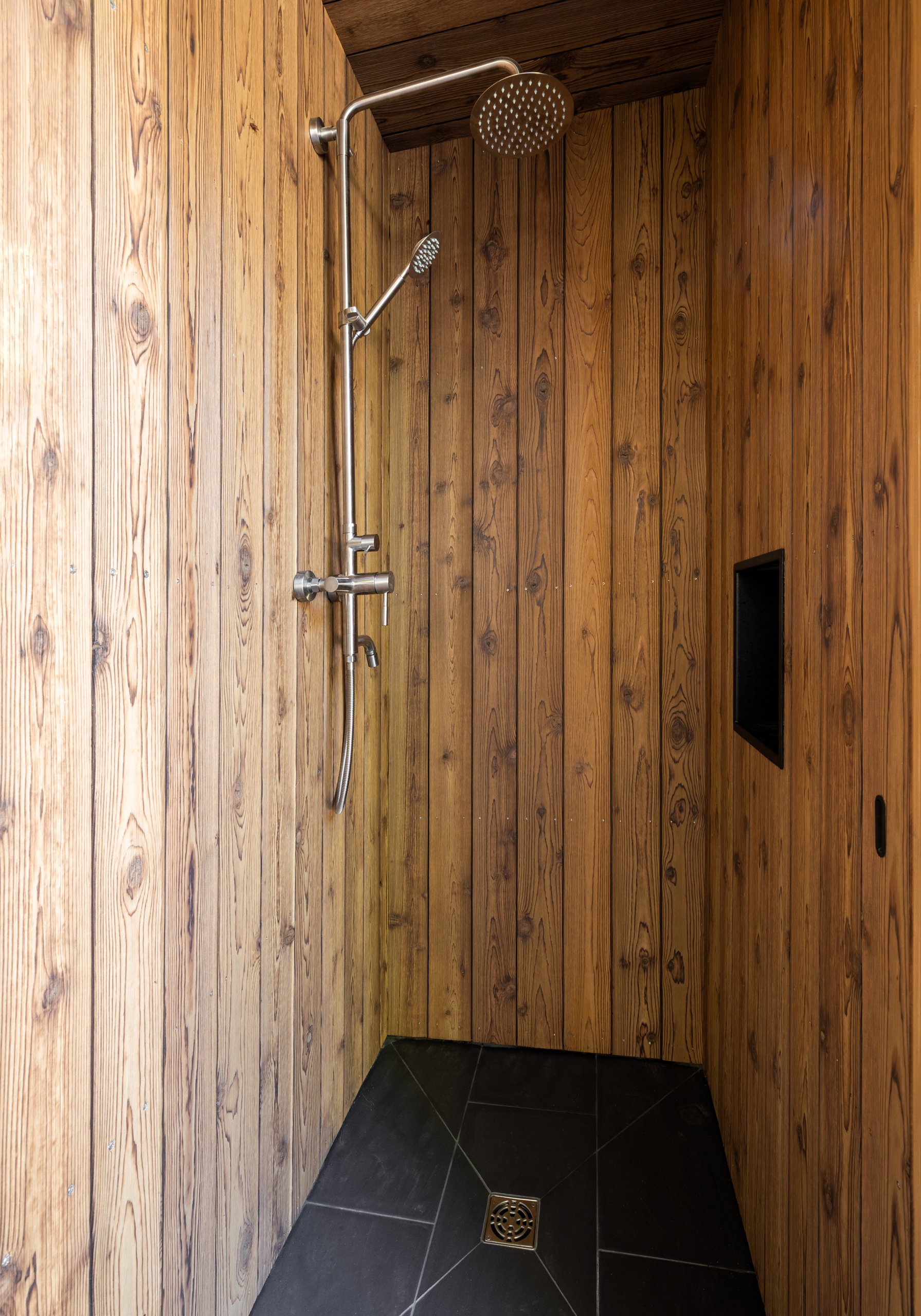 Shower_wood_1.jpg