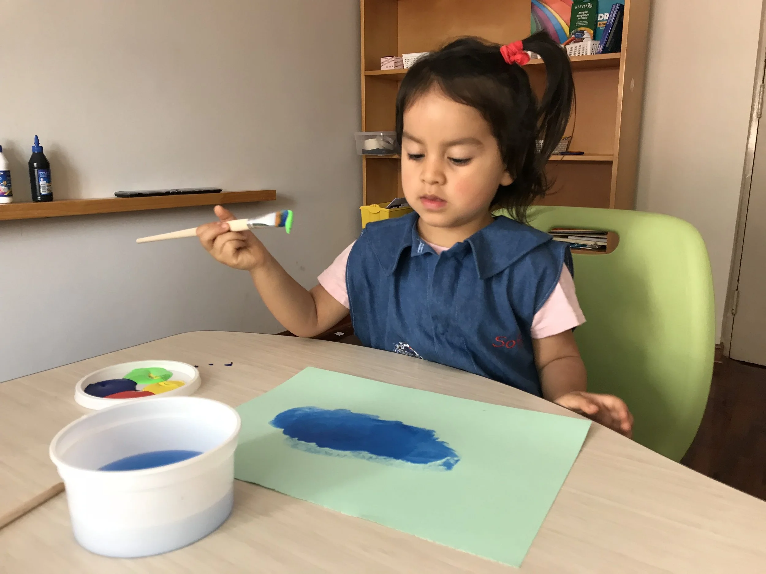 Sofía: "¡Salió celeste!"; Ines: "¿Cómo lo hiciste?"; Sofía: "Mezclé el azul y el blanco y ¡bum!"&nbsp;