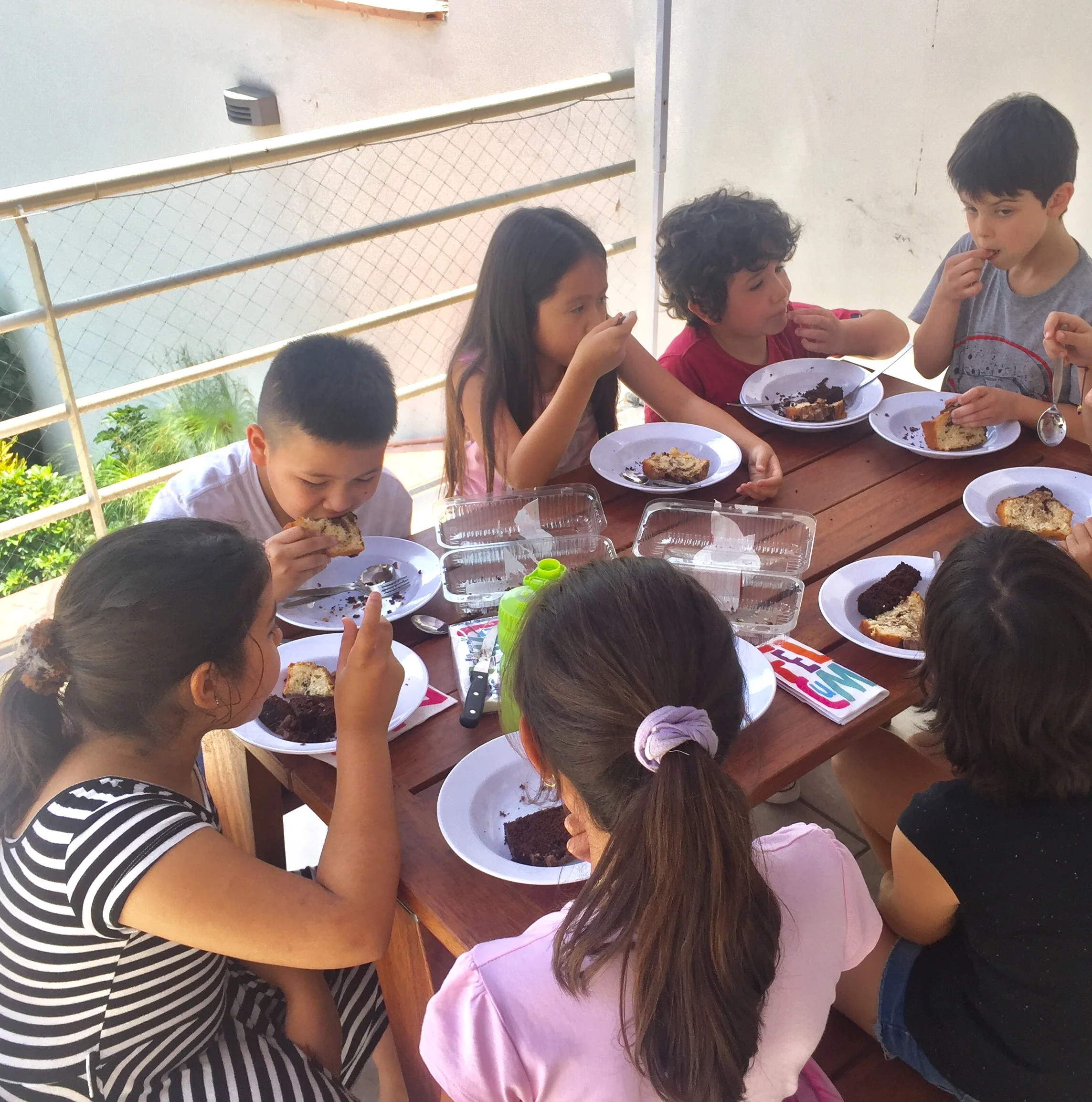 La tribu celebrando el cumpleaños de Émile