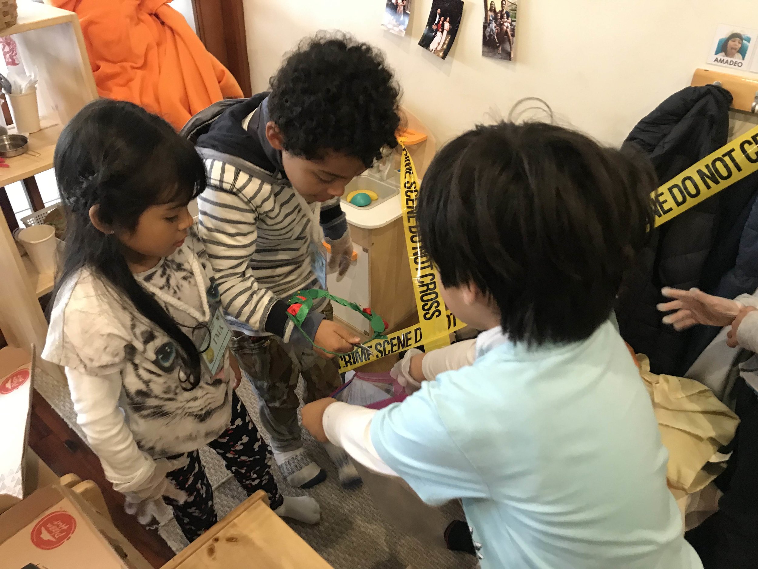 Levantando huellas digitales en la escena del crimen