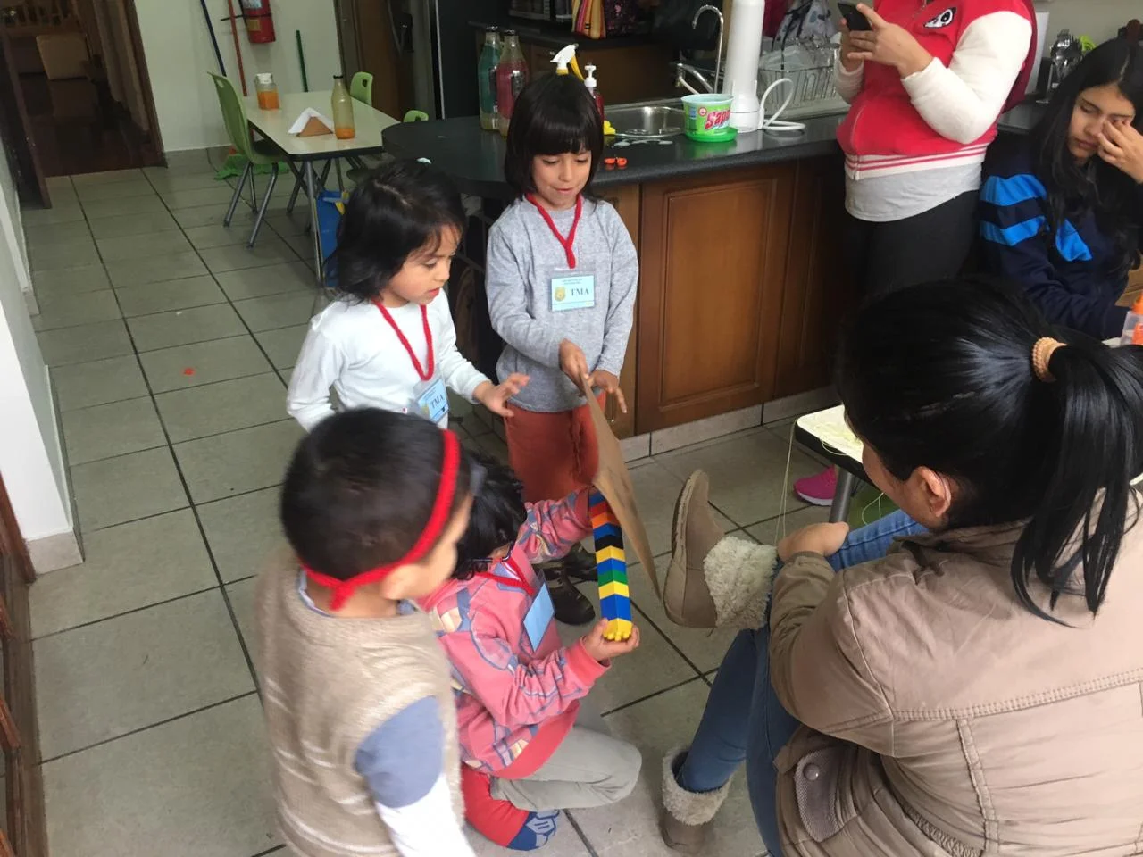 Tomando la huella del zapato a una sospechosa
