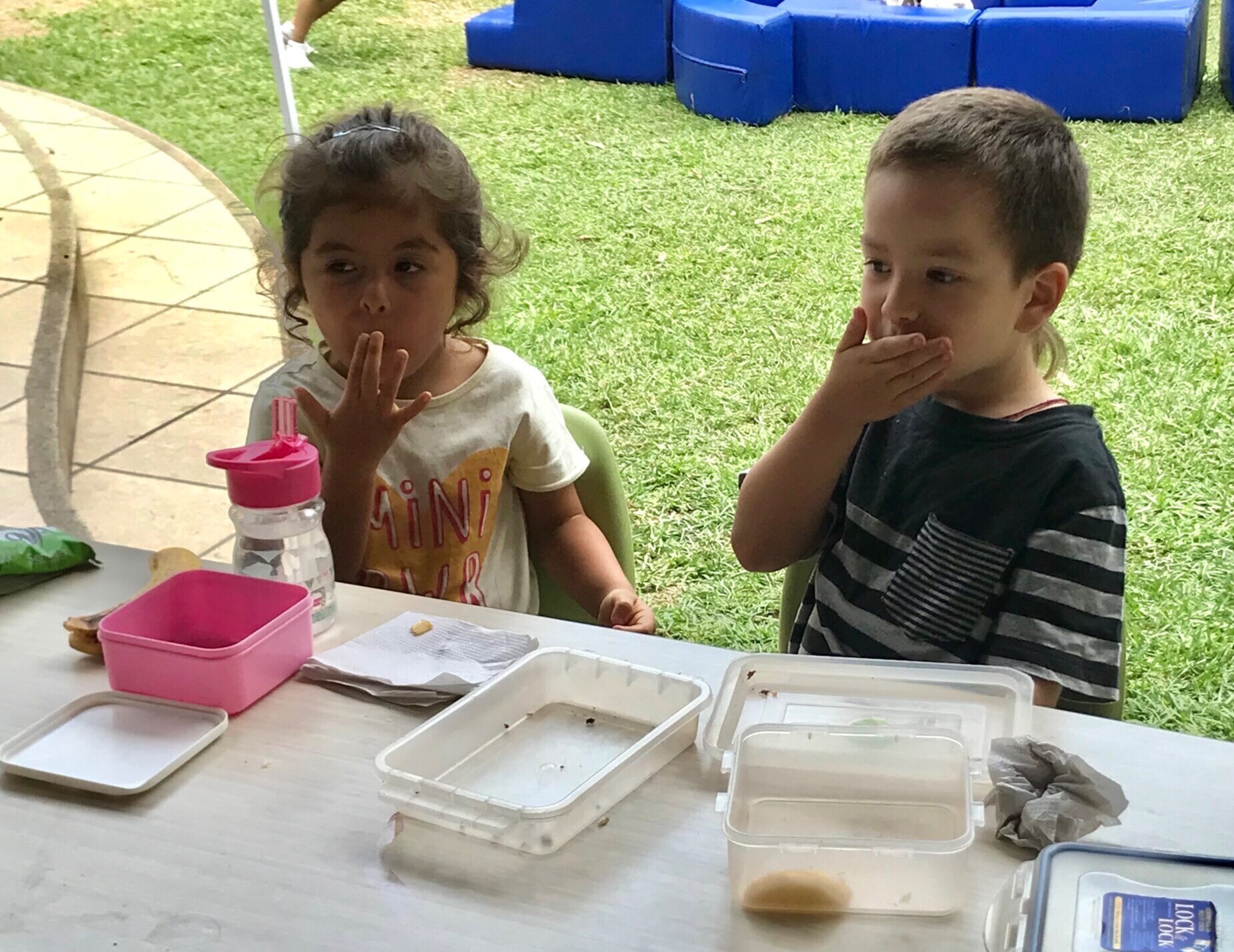 Leonardo y Emilia compartiendo durante el momento del snack.