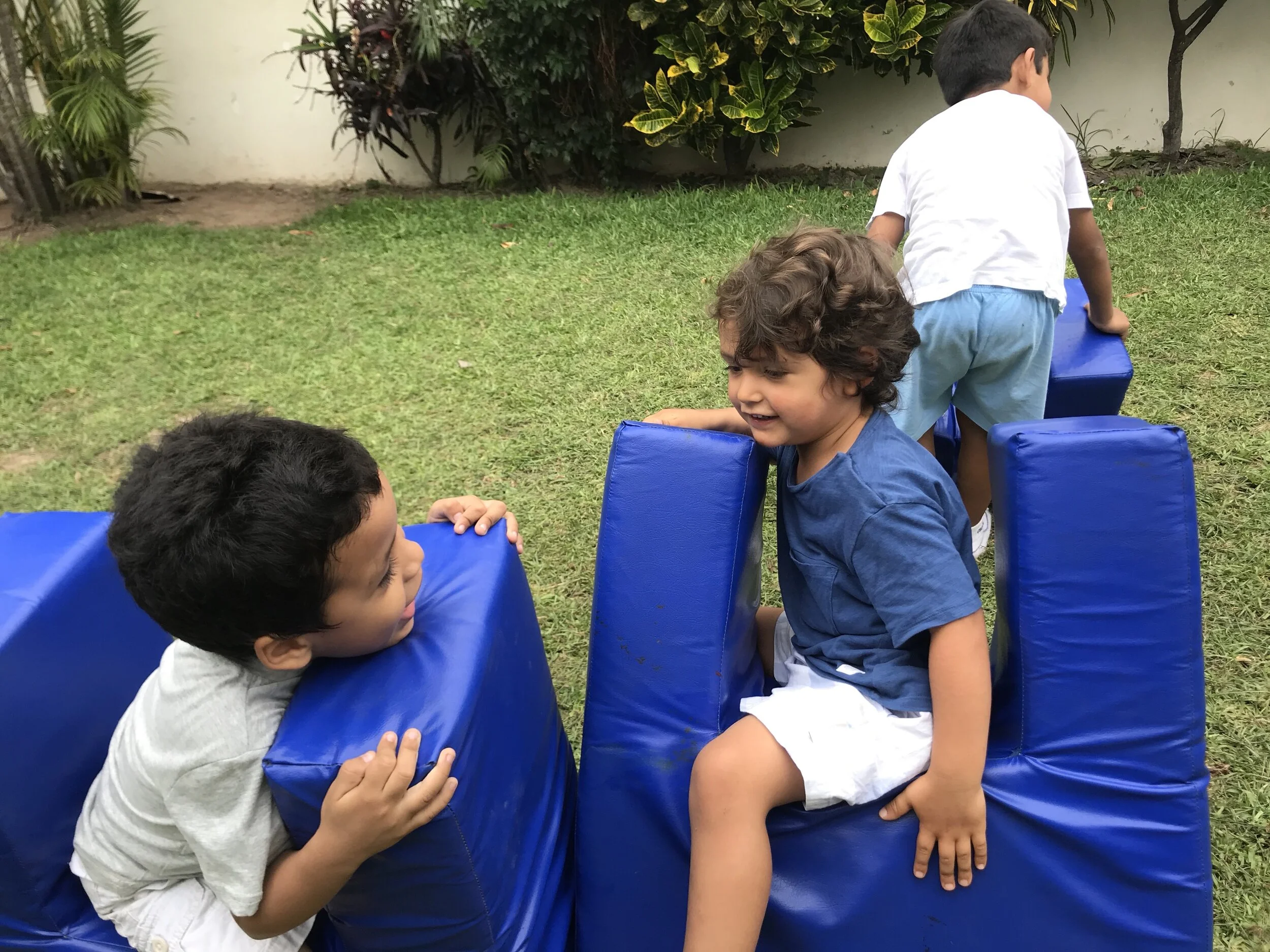 Leandro y Río jugando en el jardín con los módulos.