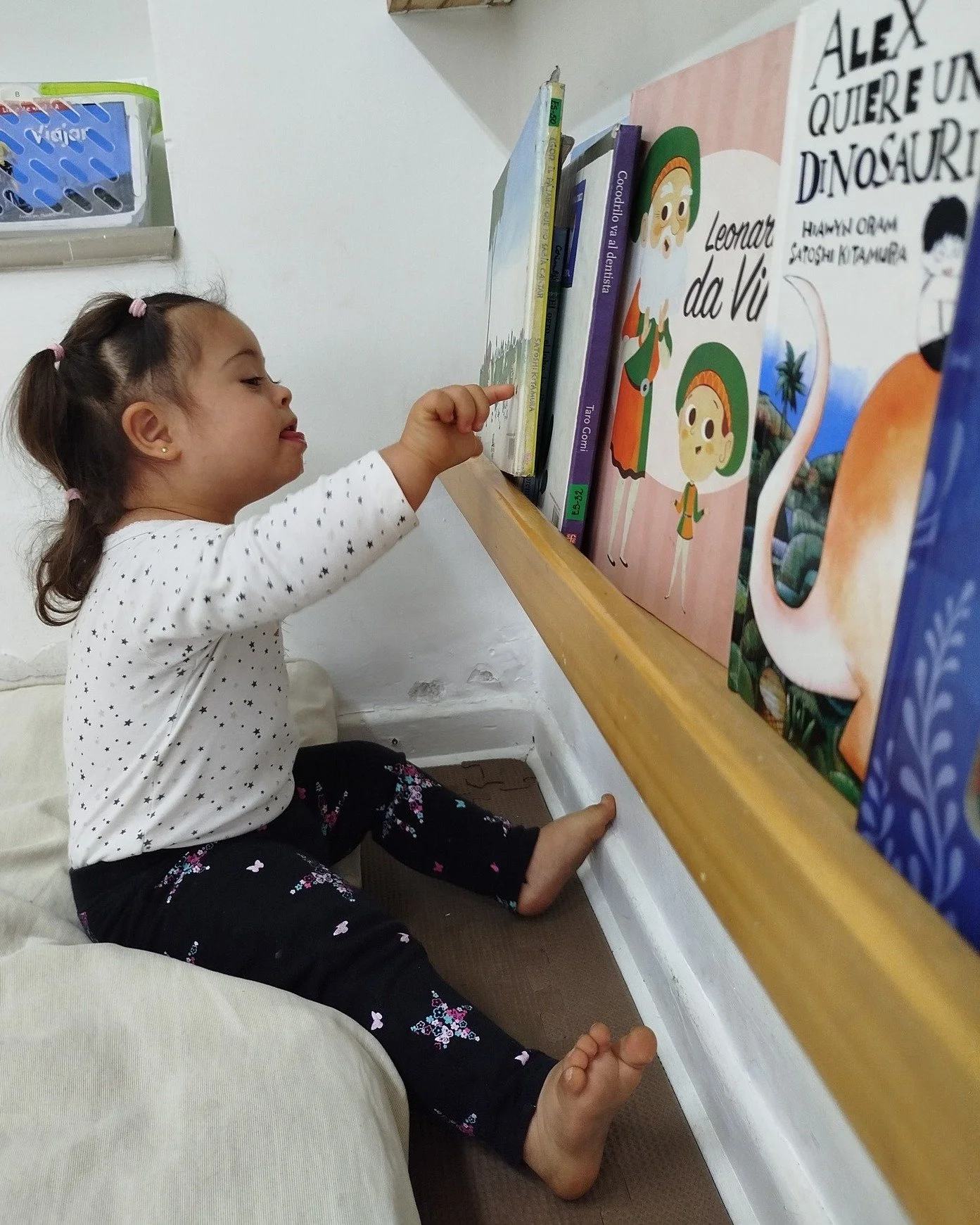 📚 Introducing books from the earliest years nurtures curiosity and strengthens language development. ✨

At Tinkuy, reading isn&rsquo;t about learning letters &mdash; it&rsquo;s about observing, listening, and connecting with stories.
Through books, 