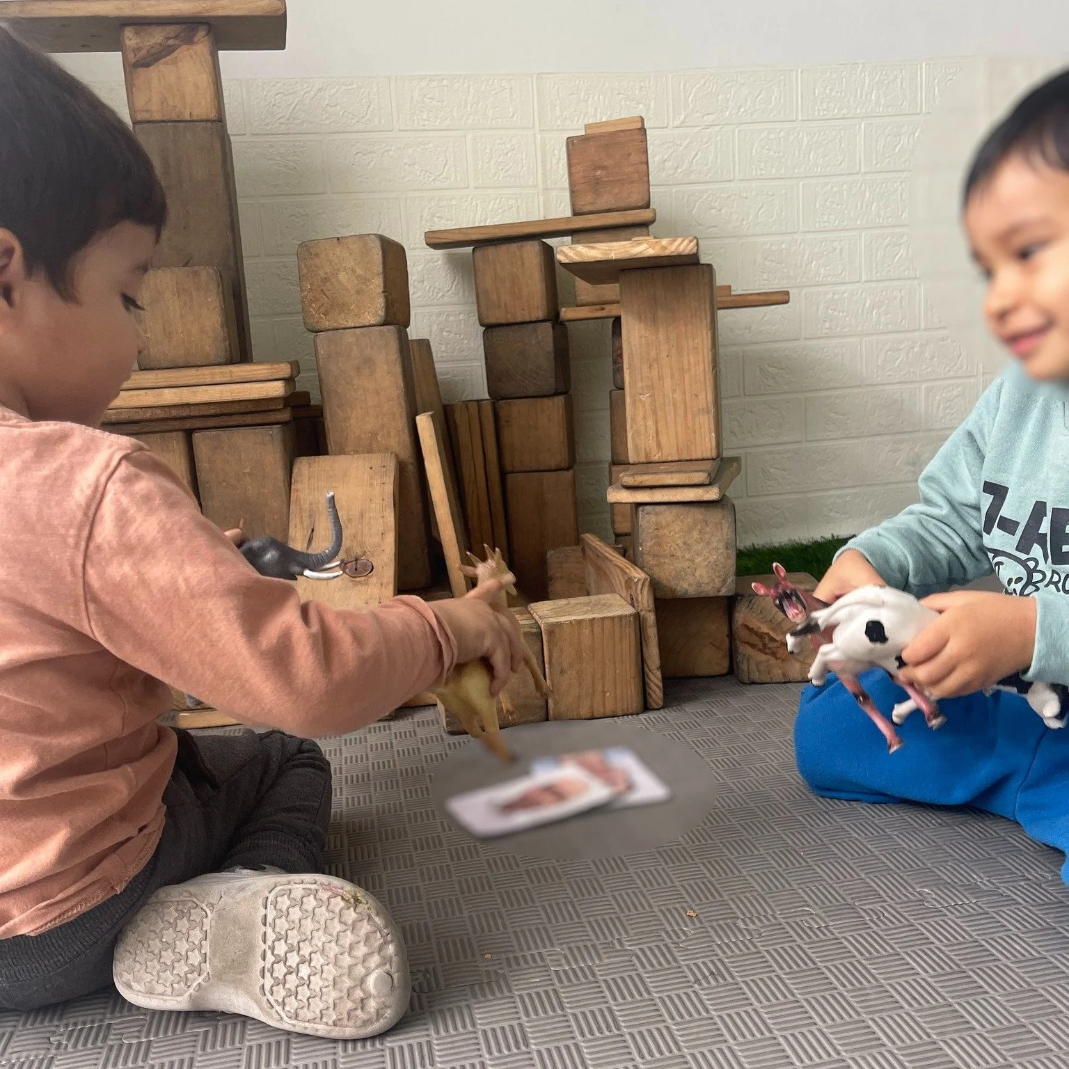 Children explore the world through play: they observe, compare, create, and negotiate.
In Studio Explorer, every interaction is a chance to learn how to live together and share the world with others.
👉 Learn more about this space for children ages