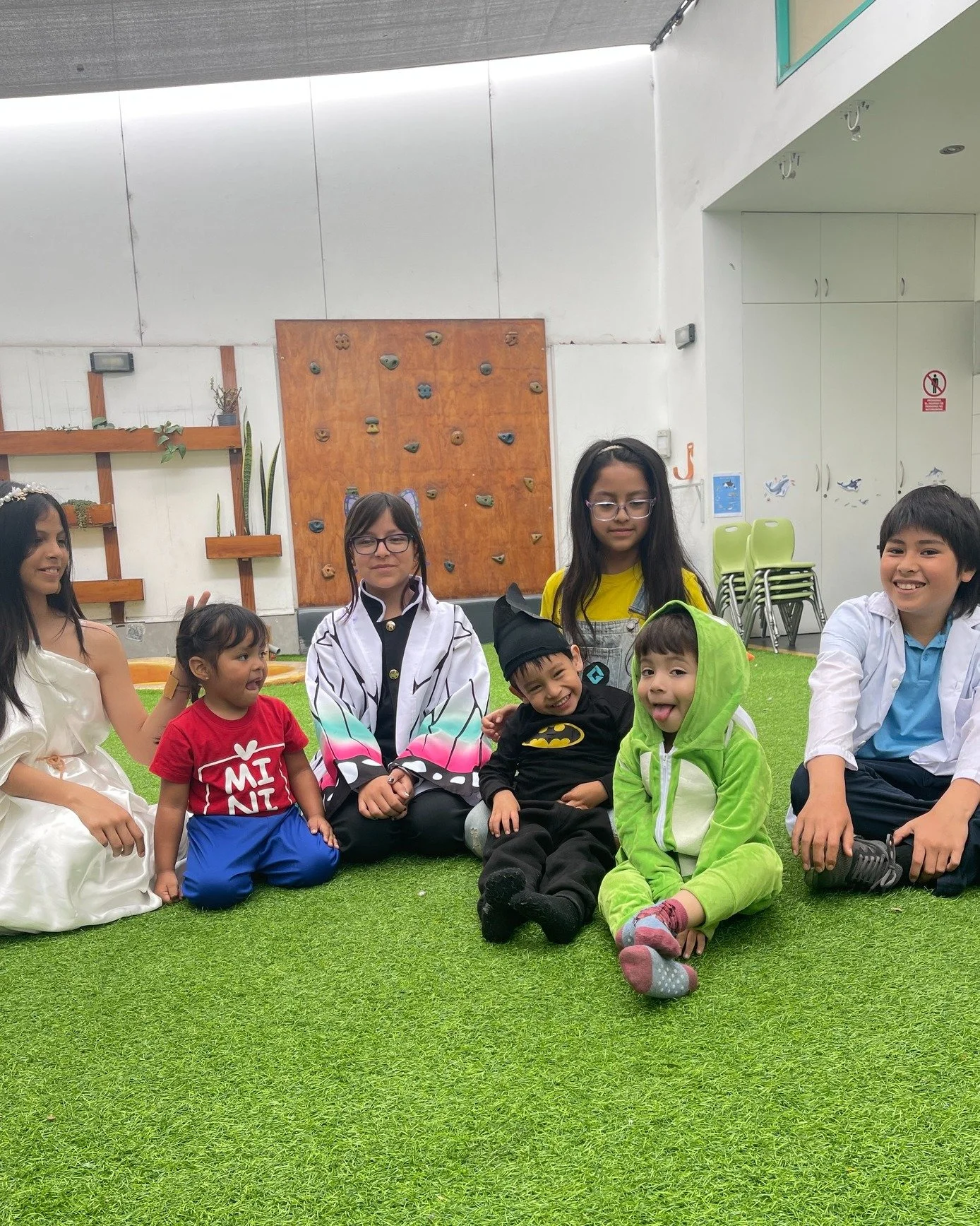 Today, joy arrived in costumes. 🤩
Pumas celebrated the last day of the sixth session. Each studio in its own way: with laughter, pizza, dancing, and friendship.
A moment to look back and smile at how far they&rsquo;ve come. 🚀