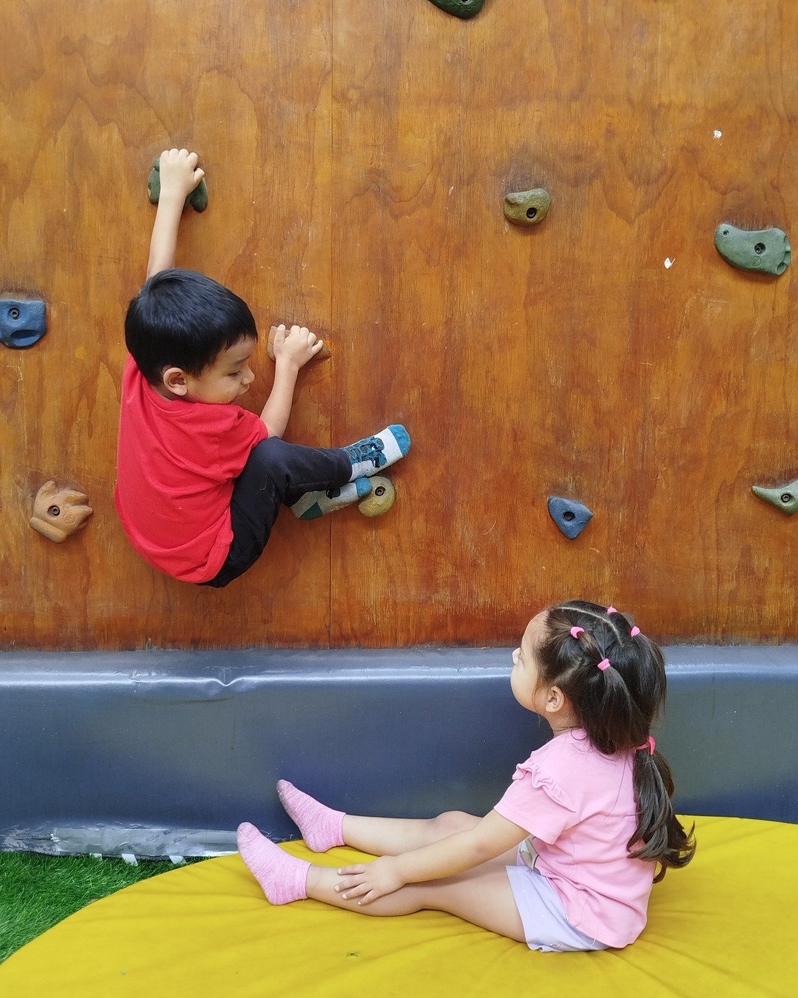 Los primeros d&iacute;as son para encontrarnos.

Jugar.
Trabajar juntos.
Escuchar.

As&iacute; empieza el Summer Camp en Tinkuy 🌱
_____________________________________________________________

The first days are for meeting each other.

Playing.
Wor