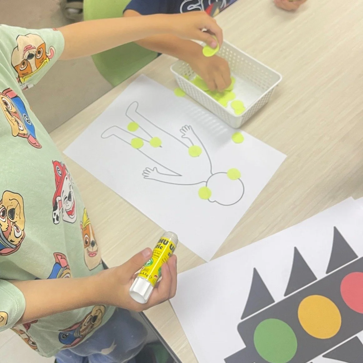 Today the traffic light 🚦 helped us think about something important: consent.

Using small balls of colored paper, the Pumas identified parts of the body we use when we play and others that we choose to care for and respect.
A simple activity that o