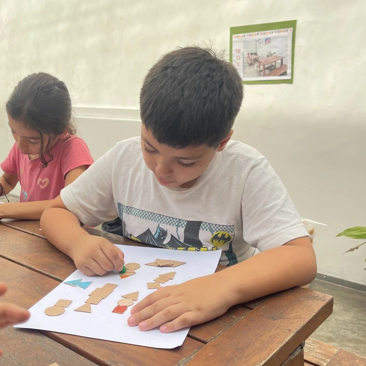 Visual Arts is part of the learning journey at Tinkuy. 🎨
Across the studios, Pumas explore line, shape, and composition through hands-on experimentation with different materials. Each group approaches these ideas in ways that reflect their stage of 