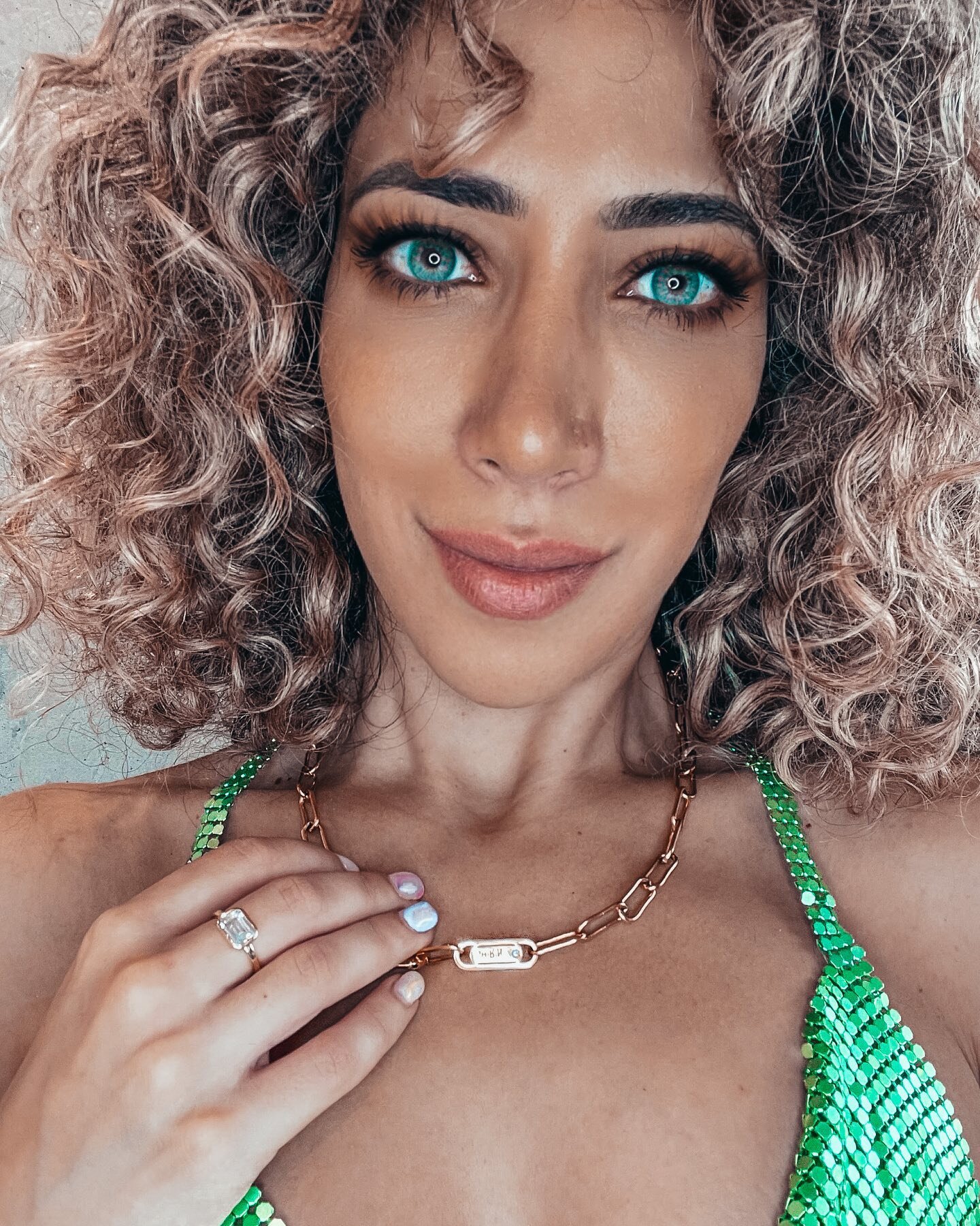 Current vibe:
Clear vision, abundance mindset, goals that align with me and massive messy action before I'm ready 👑 I'm only available for ecstatic living 💚

#endlesslinknecklace #beautifuljewellery #bellefeverjewellery #uniquejewelrydesign #person