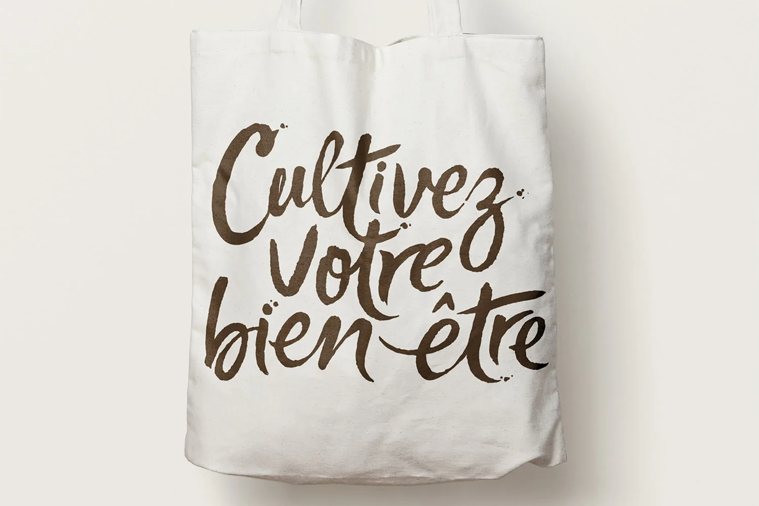 A diverse set of graphic elements, from photographic to graphic silhouettes and technical icons, added to the range of materials and textures used, renders the visual identity rich and vibrant.