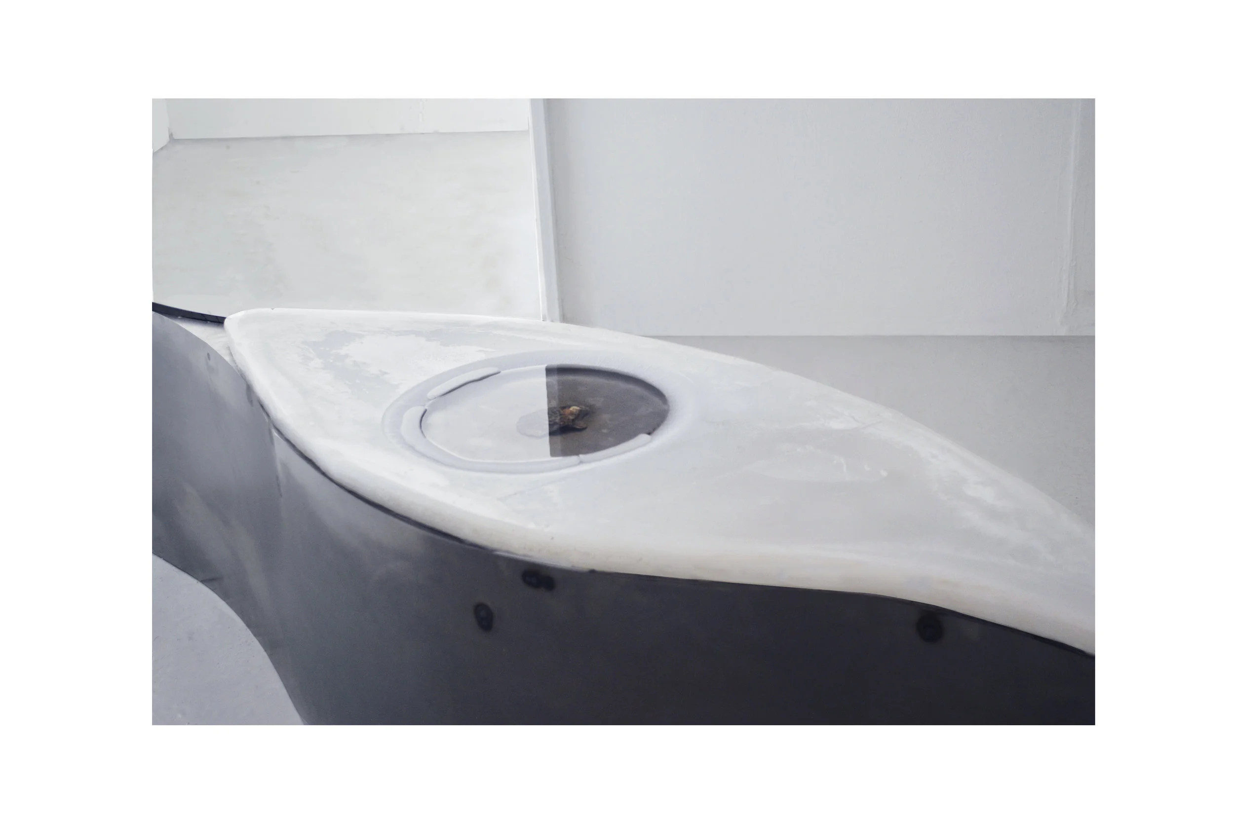 Aqua Dual , steel, wax, heater and proyector (film, sound, 1:5/10 minutes continuous loop), 2016.