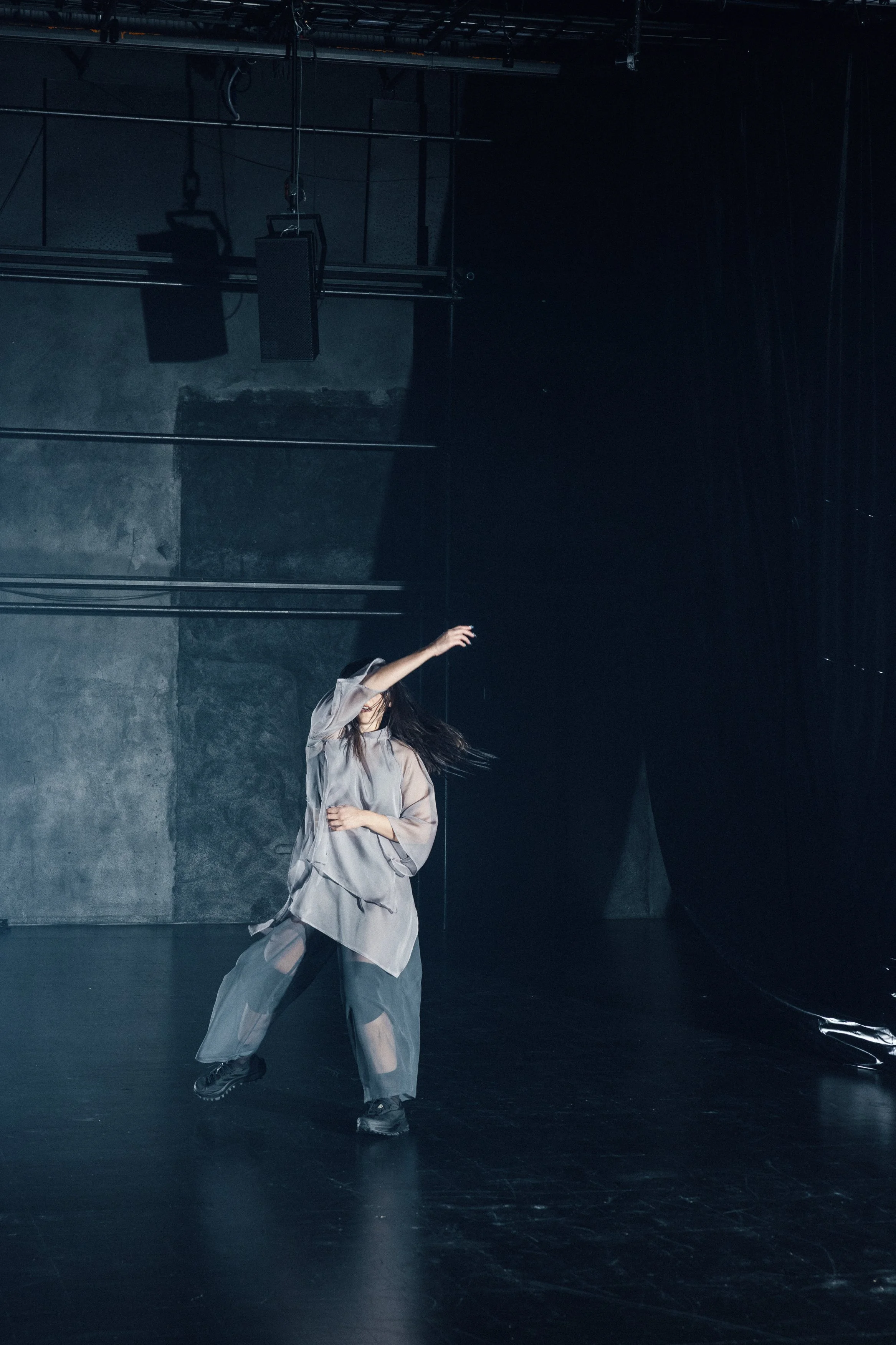  Review 01.10.2025 in Scenekunst.no:  https://scenekunst.no/artikler/nedarvet-historie   Photo: Julie Hrnčířová 