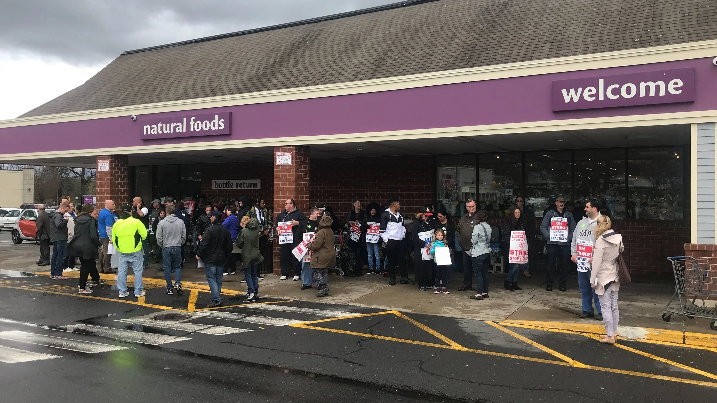 Protestors gather in front of the Hamden Stop & Shop at 2335 Dixwell Avenue as the strike continues for the eighth day.