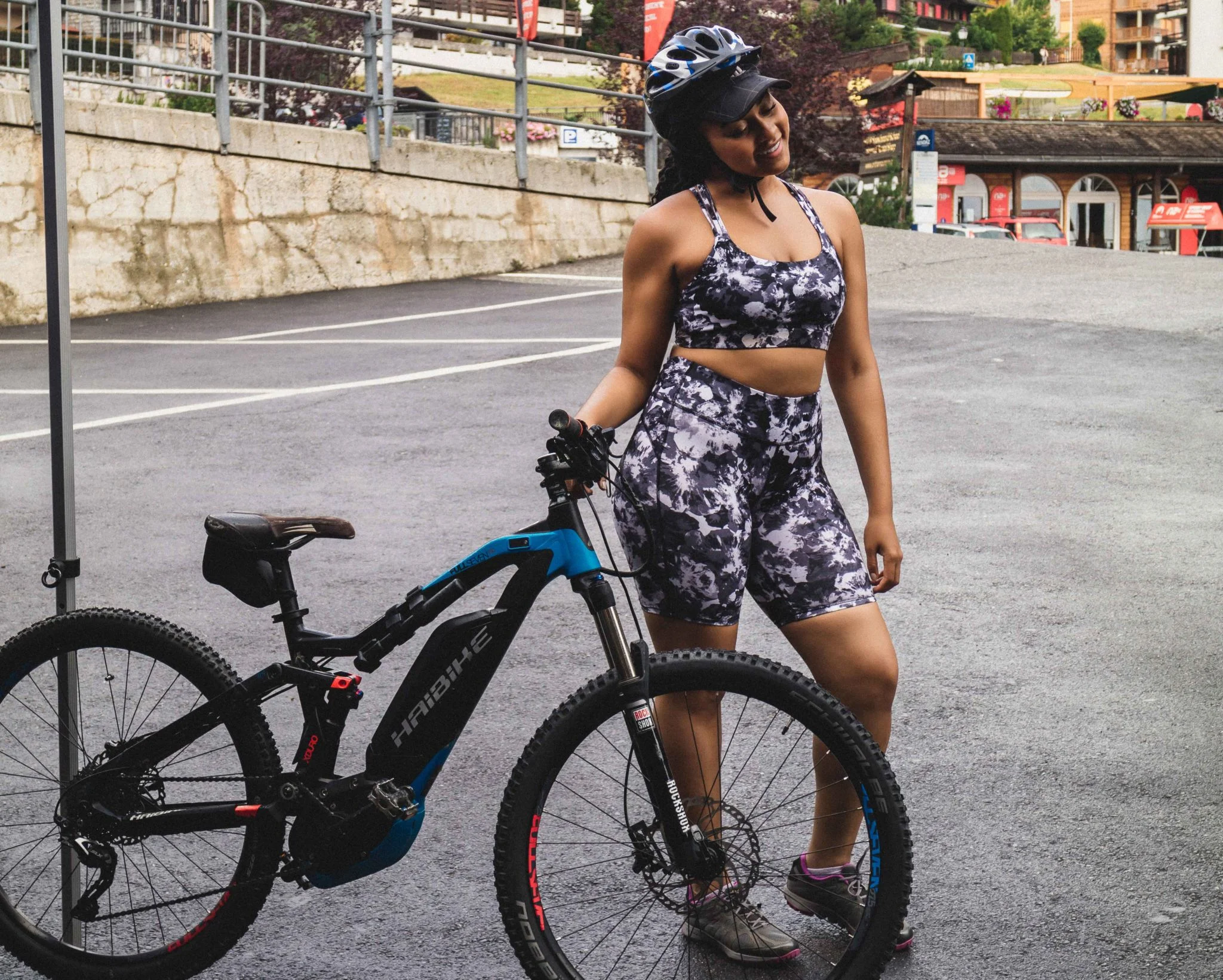 Elaisha-Jade-Mountain-biking-nege.jpg
