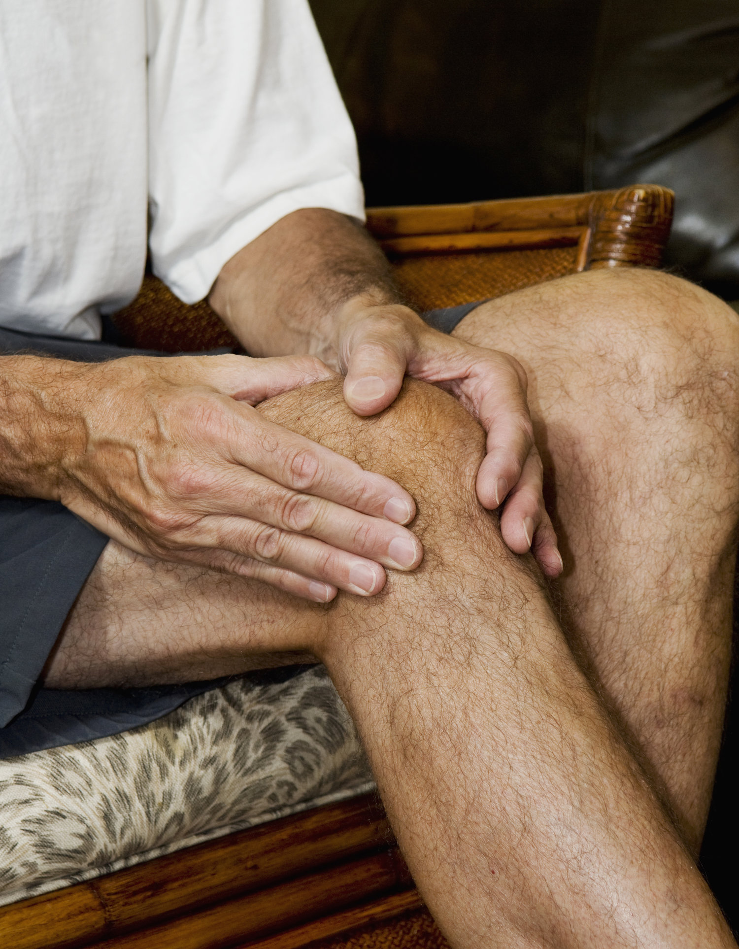 Сильно болят суставы чем лечить. Больные суставы. Ноги пожилого человека. Боль в суставах.
