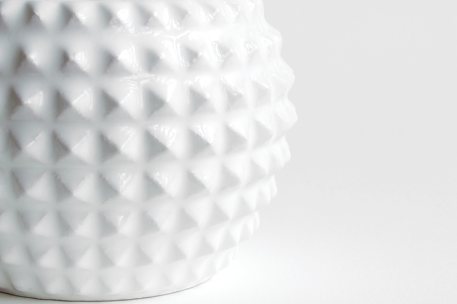 sebastian-misiurek-simplus-design-ceramic-stud-planter-01.jpg