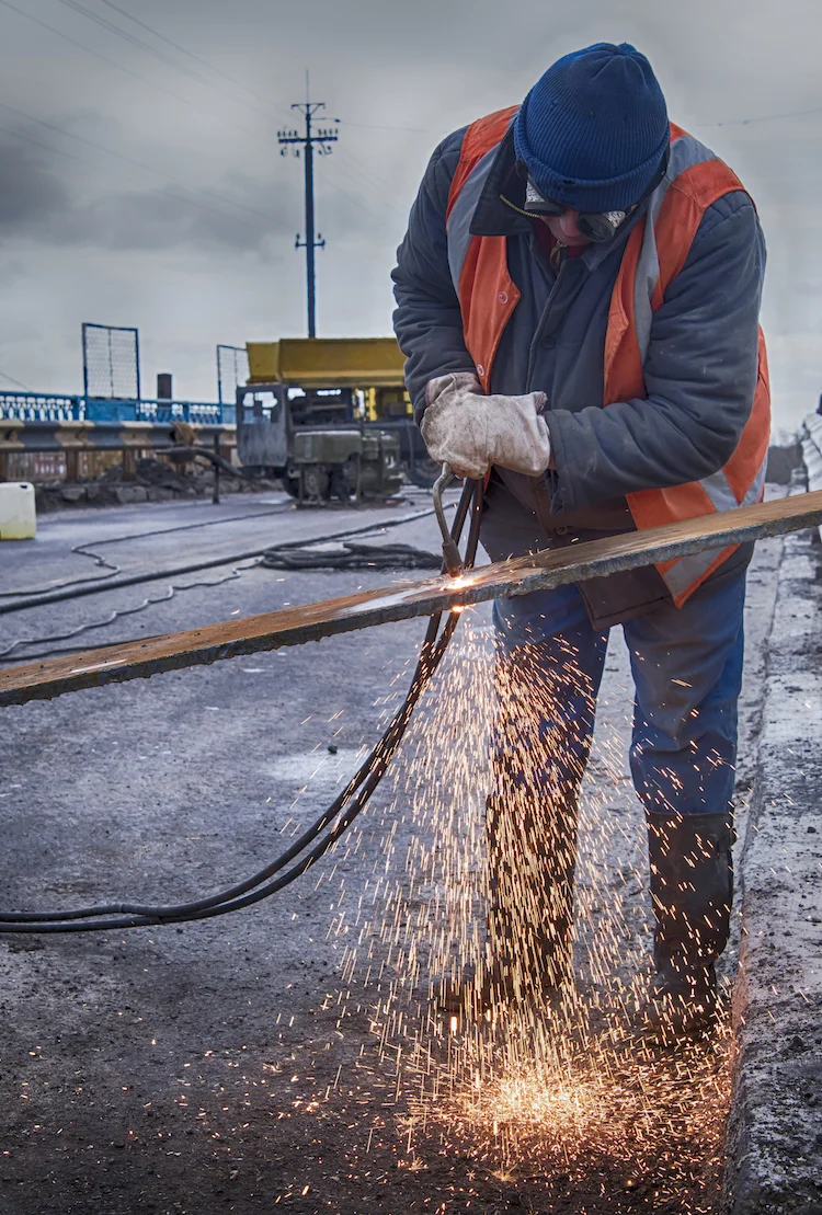 welder-work2-P73RM86-sml.jpeg