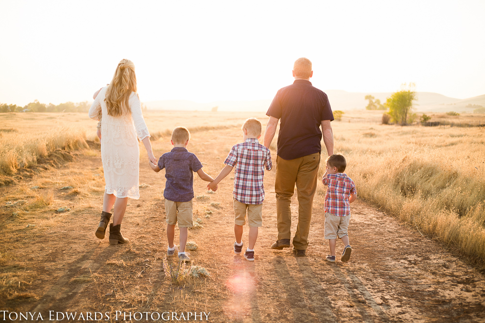 Tonya Edwards | Oroville Family Photographer | what to wear to your fall family photo session