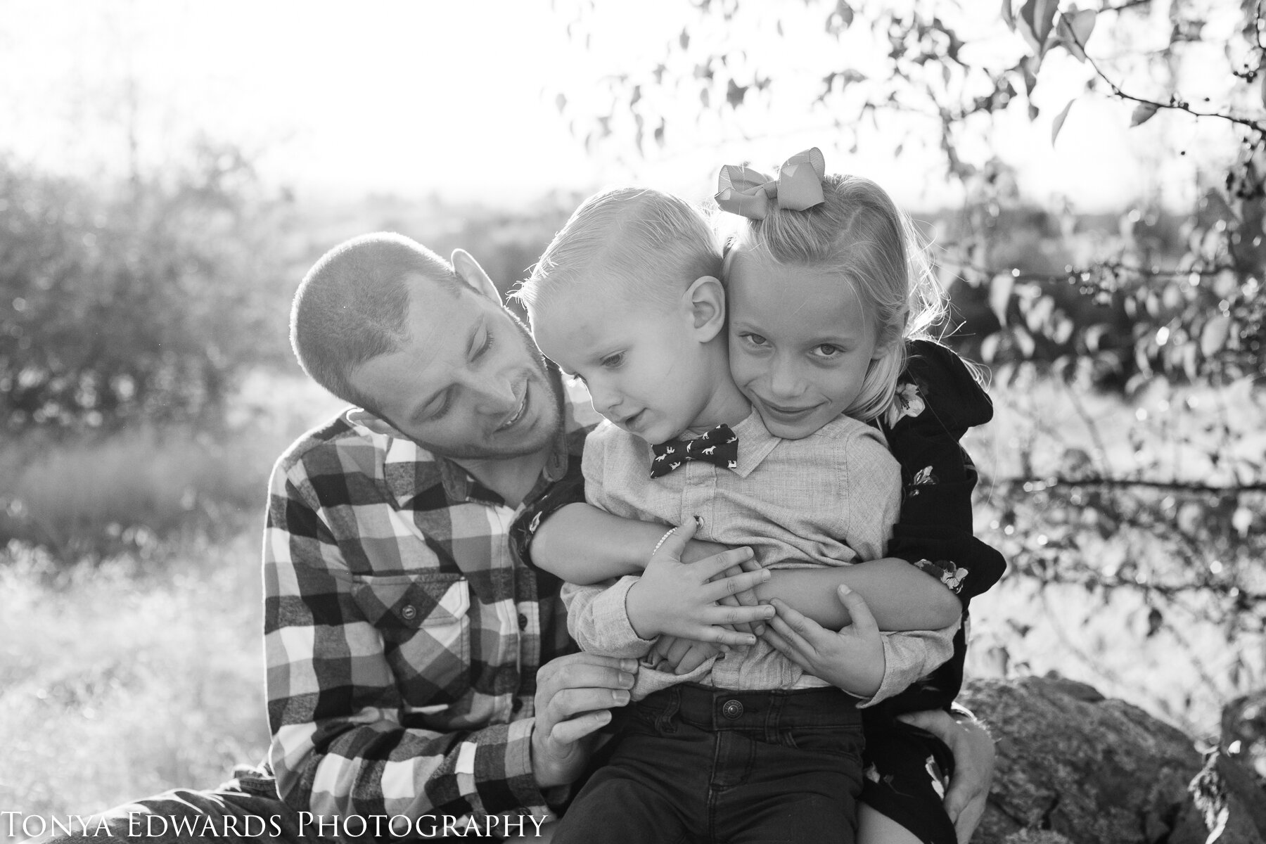 Tonya Edwards | Oroville Family Photographer | dad son daughter hugging