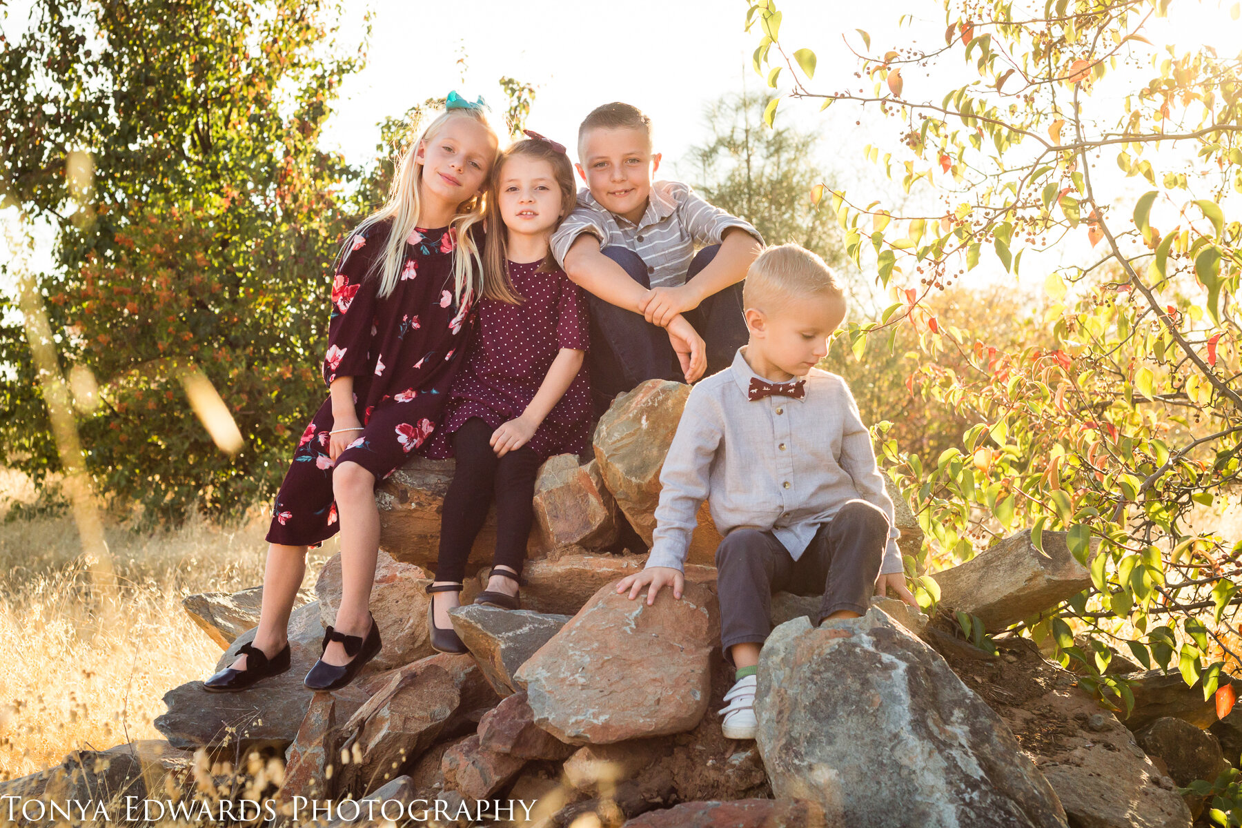 Tonya Edwards | Oroville Photographer | extended family cousins pose