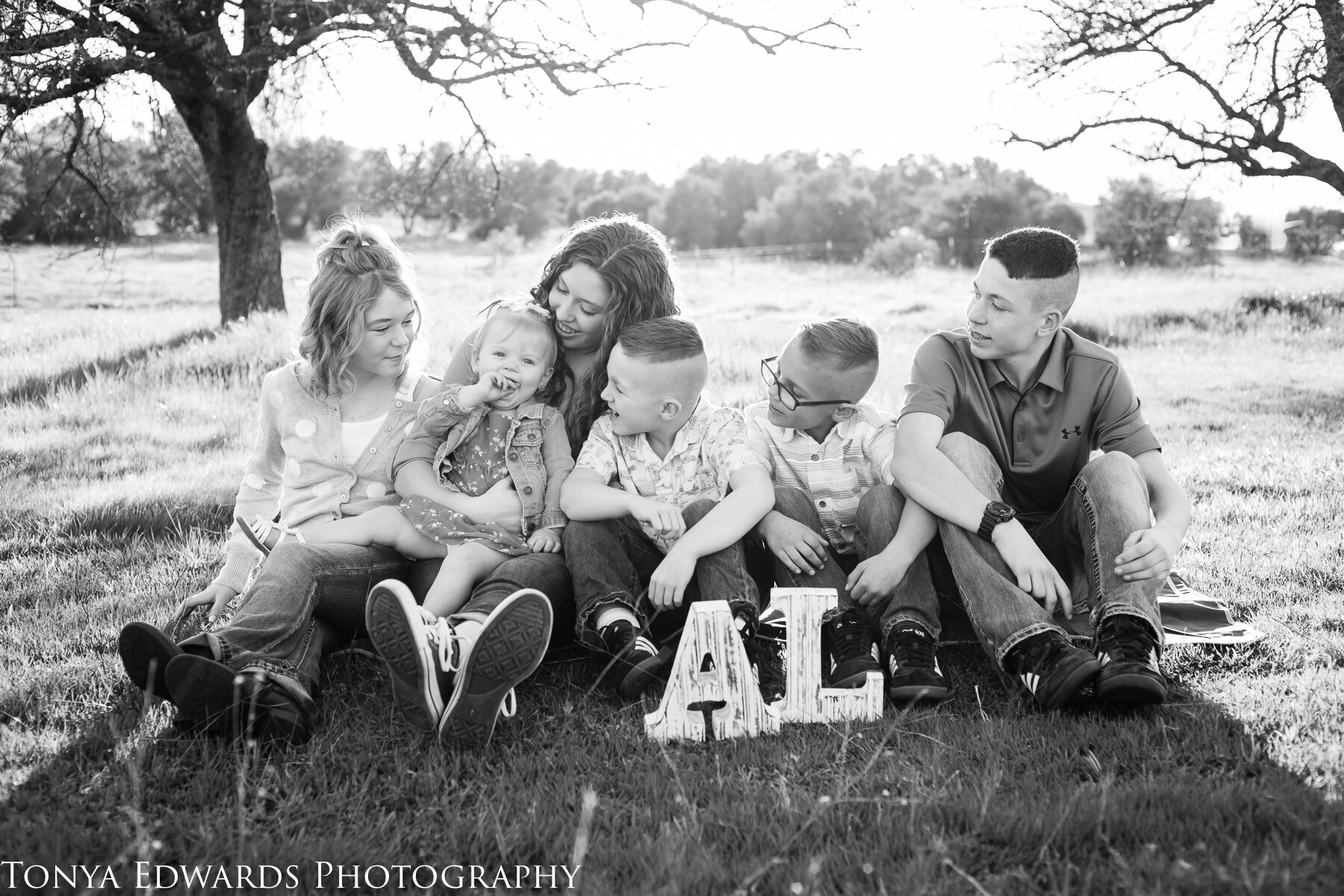 Tonya Edwards | Oroville CA Family Photographer | easy family posing