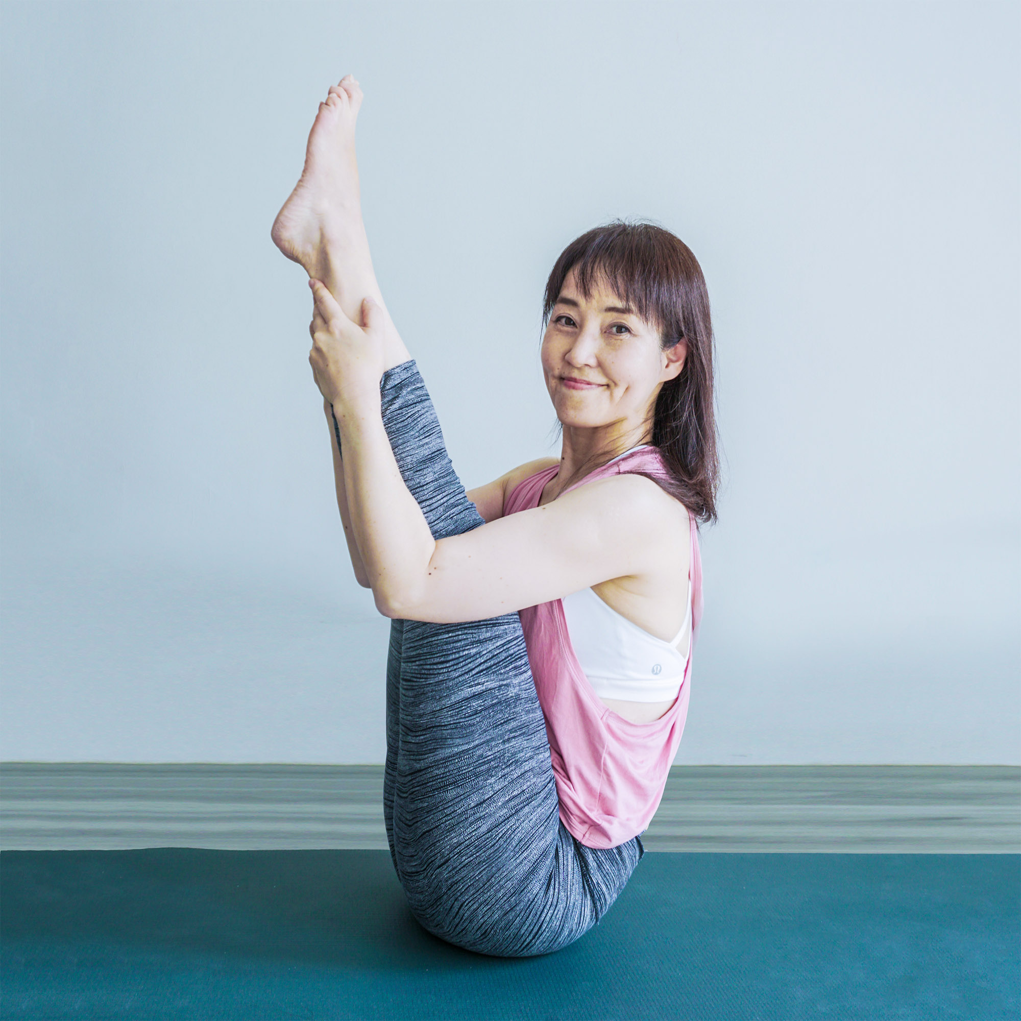 Yuko-Nakamura-Urdhva-Paschimottanasana.jpg