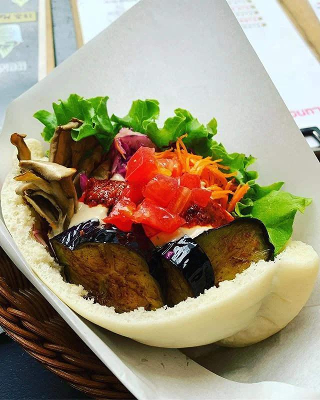 こんにちは😃
ファラフェルサンドは
肉、魚、乳製品などを使用していない
ベジタリアンの方でも美味しく召し上がれる
ヴィーガンフードなんですよ🍅🍆🥔
外国人のお友達を連れて一緒に
ご来店される日本の方も多いんです☺️by.店長
.
#ballontokyo #nakameguro 
#乳製品不使用 #卵不使用 #砂糖不使用
#vegan #veganjapan #vegetarian
#ヴィーガン #ベジタリアン #野菜
#organic #falafel #sandwich #salad
#とりあえず野菜食 #サラダボウル 
#nakamegurocafe #nakamegurolunch 
#ファラフェル #ファラフェルサンド