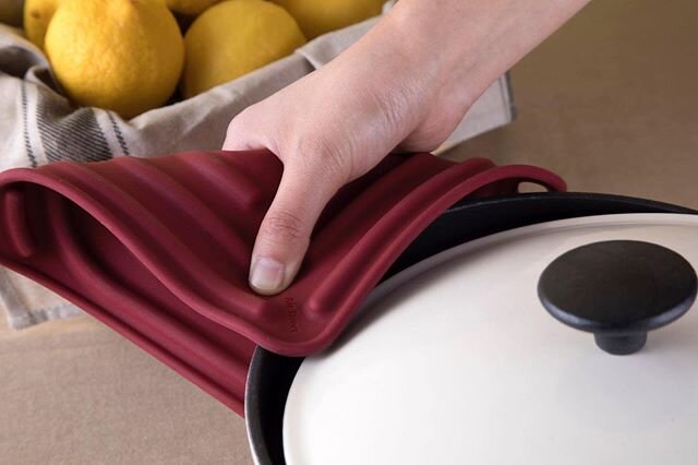 Baking and cooking? Protect your countertops and hands from hot pots, plates and pans with the silicone Air Trivet. Uniquely designed with air tubes built inside for better heat protection and cushioning. #cookduo #functionallyfresh #trivet #potholde